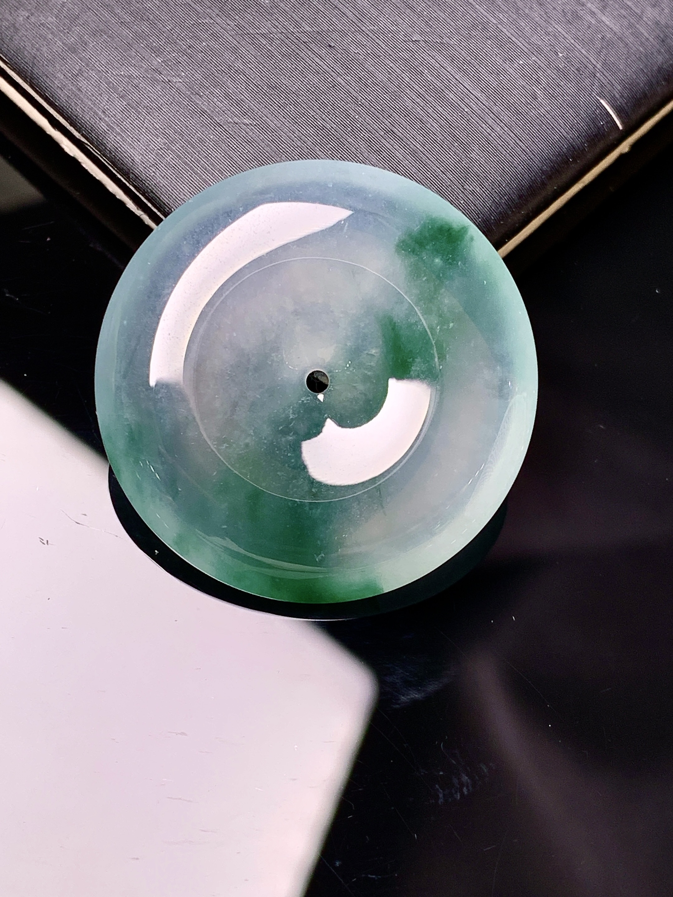 冰飘绿平安扣吊坠 玉质细腻 色泽艳丽清新 水润亮眼 整体尺寸26.8*5.8 c1