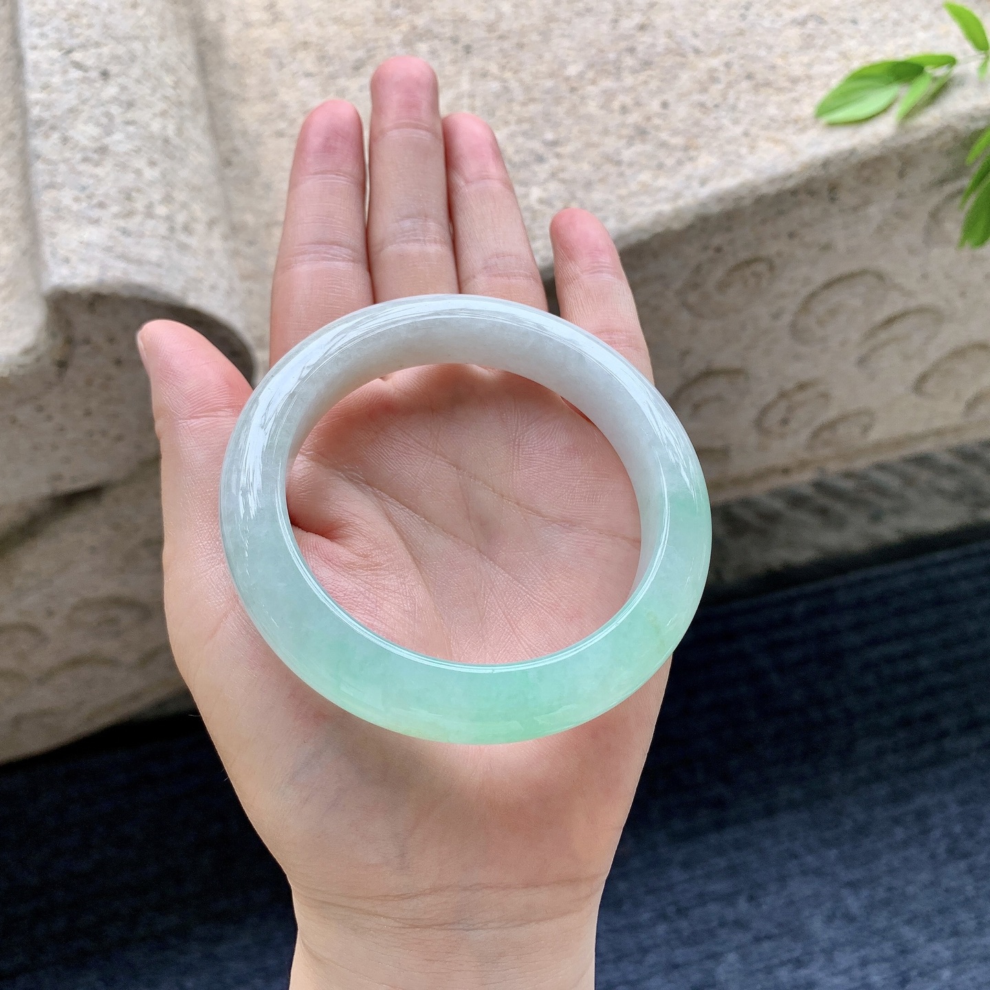 正圈 57 57，圈口57.6/12/9.7，编码GX081923，描述细糯飘绿，水润，种老，细腻，有纹线