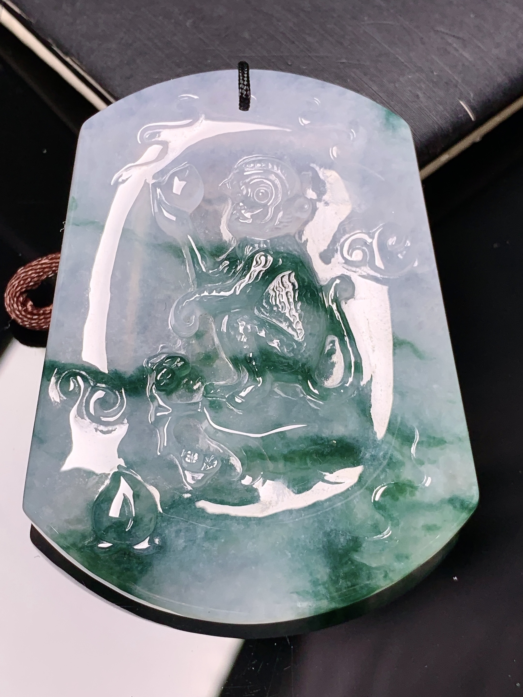 飘绿生肖猴牌吊坠 玉质细腻 色泽艳丽清新 水润亮眼 整体尺寸52*41.3*6.8 b2