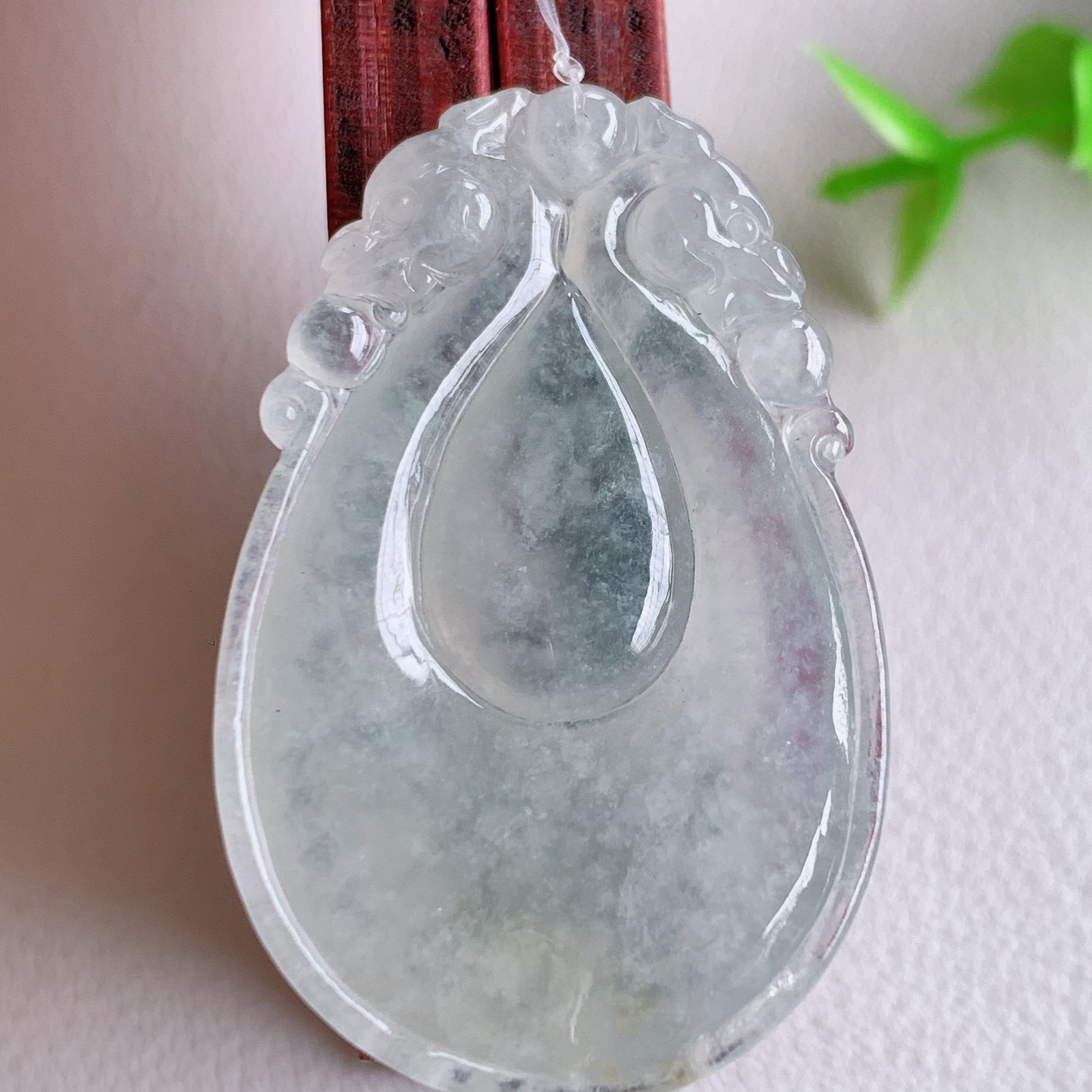 冰润福贝翡翠吊坠，寓意“辈辈有福，财源广进”水足莹润。通体清新通透，佩戴效果优雅迷人，W49.17 尺寸：39-24.5-5.8mm