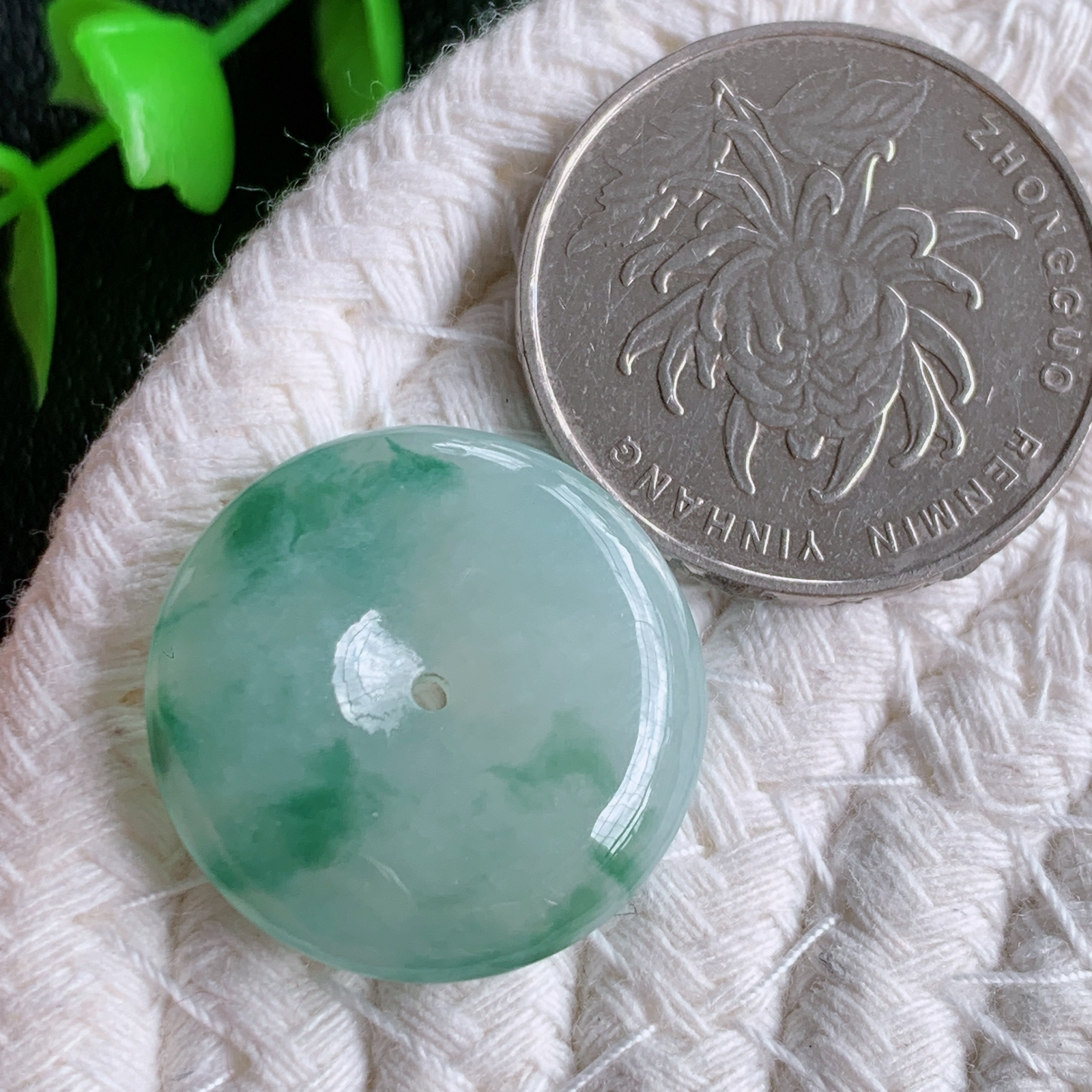 冰润飘花平安扣吊坠，厚装饱满，冰润剔透，细腻水足，种质润泽，飘花灵动，佩戴优雅大气，W415.17   尺寸：22-5mm