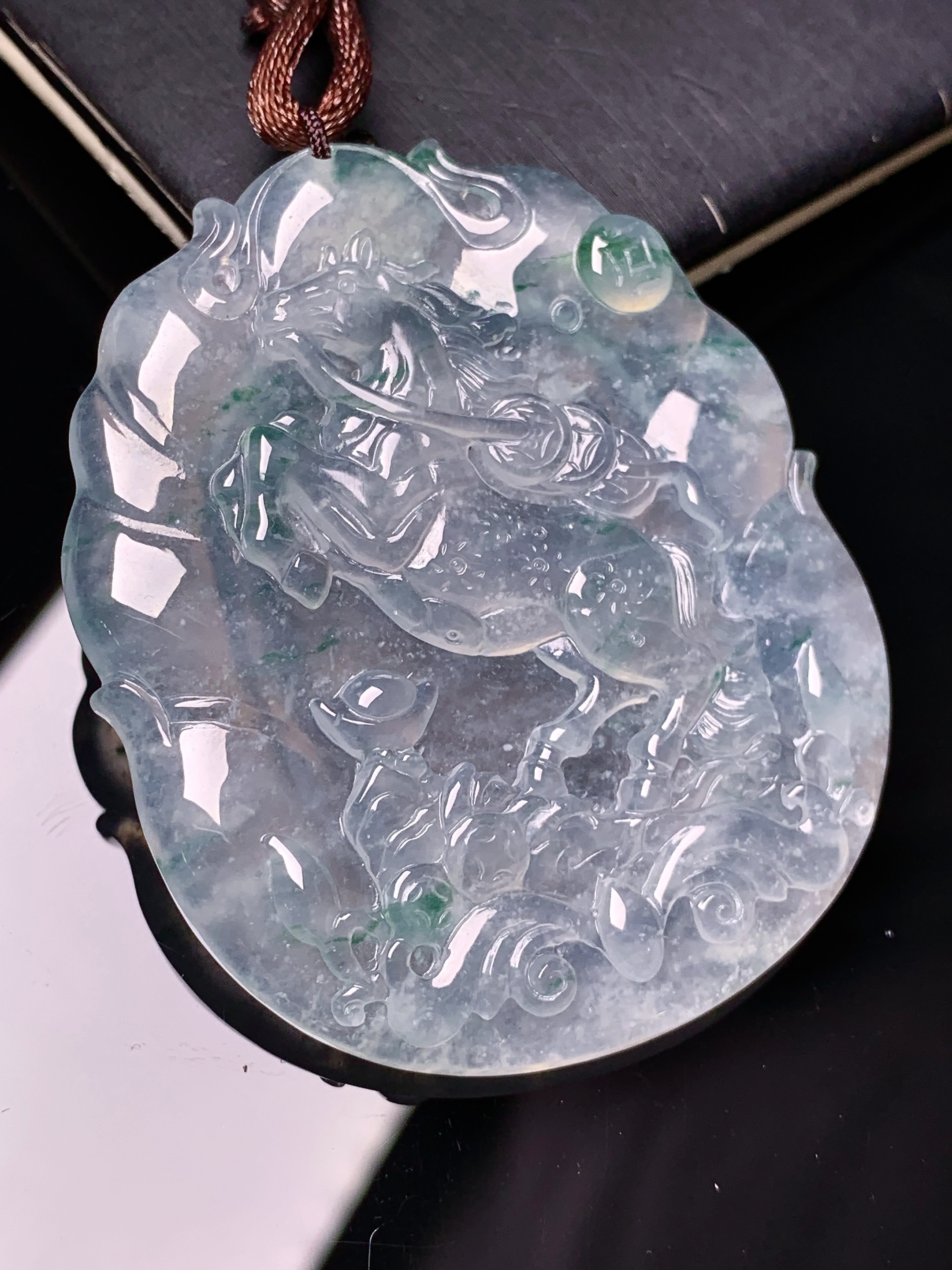 飘绿冰种生肖马牌吊坠 玉质细腻 色泽艳丽清新 水润亮眼 整体尺寸51.5*43*5.6 b2