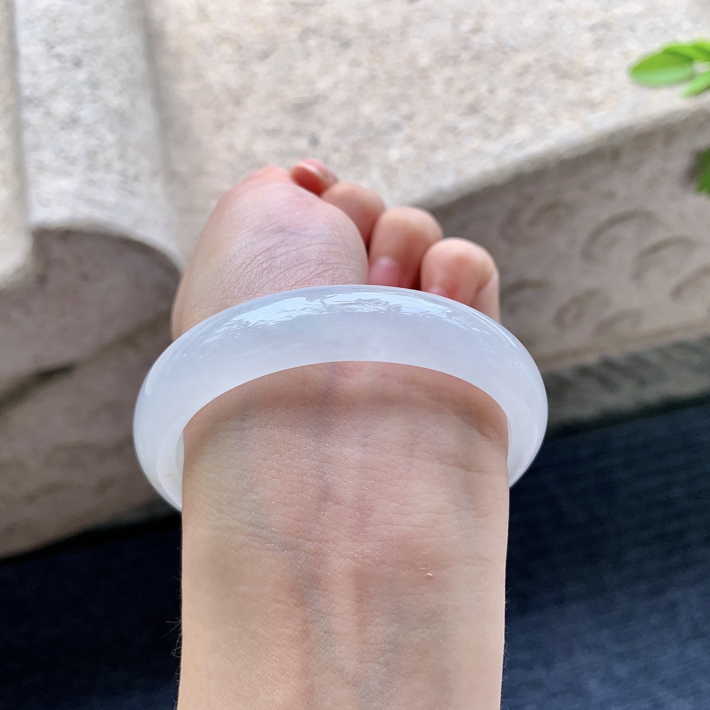 贵妃53 54，圈口54.8/47.2/12.5/7，编码GX081921，糯冰飘绿，水润，种老，细腻，打灯有棉线