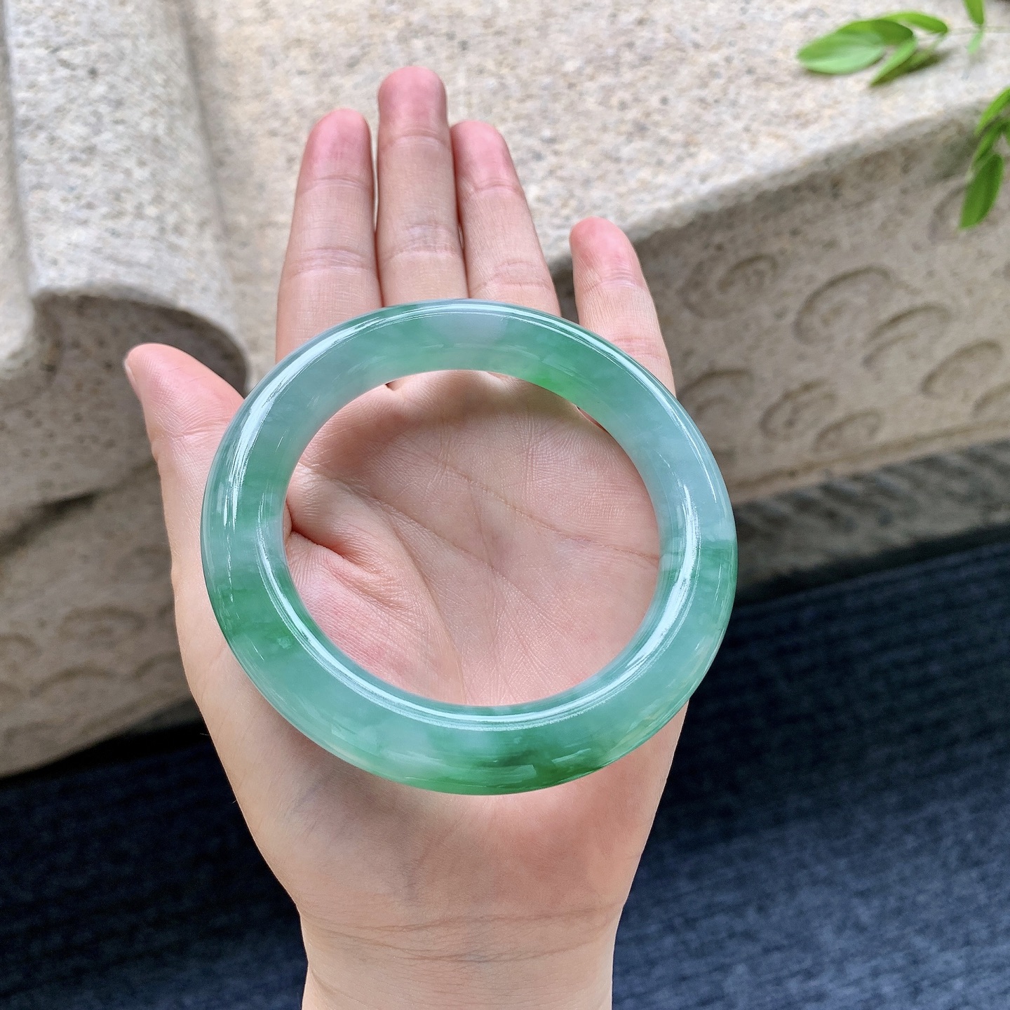 圆条56 57，圈口57.4/12/11.4，编码WW081933，冰糯飘辣绿，水润，种老，细腻，无裂。