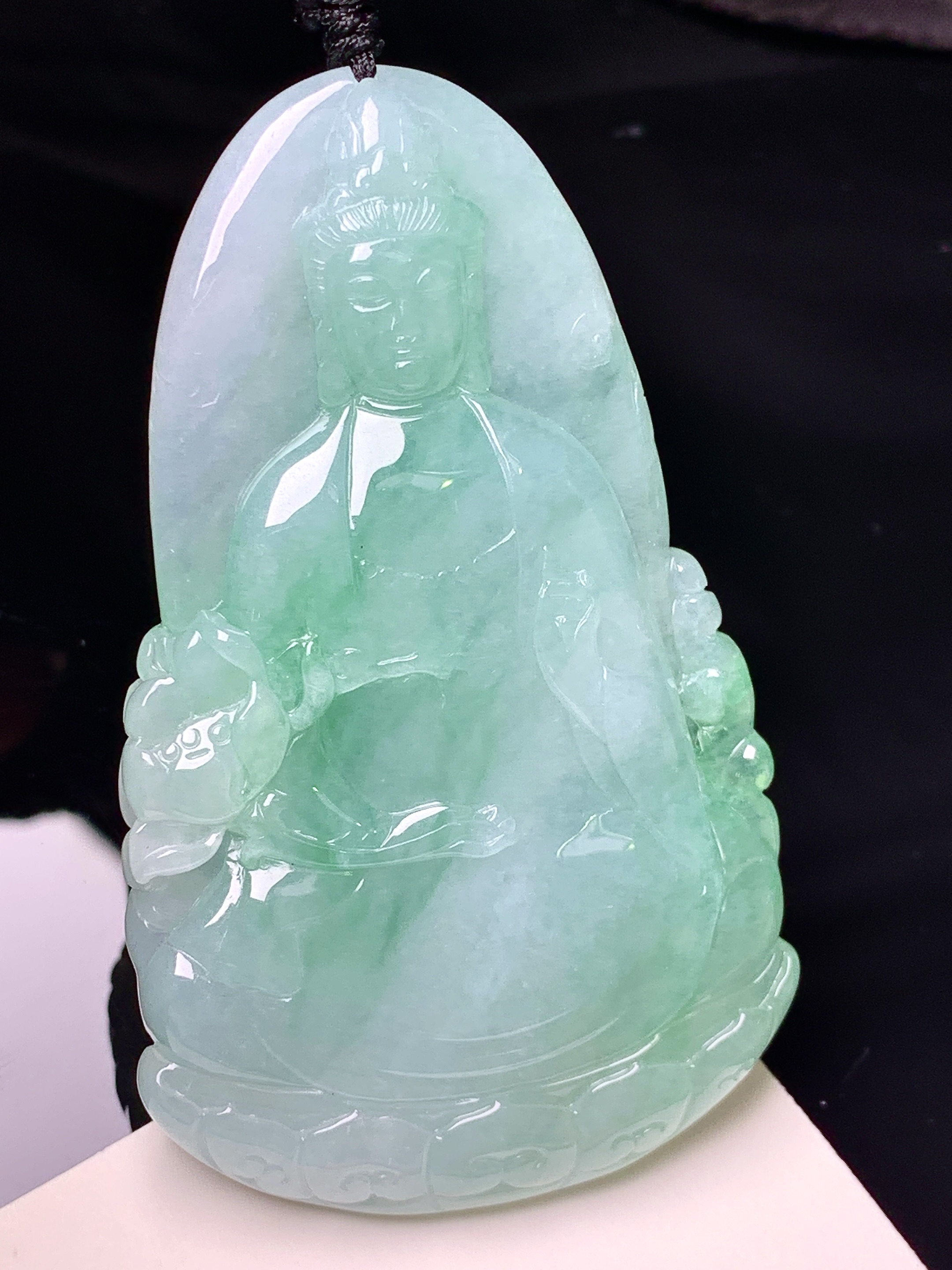 飘绿观音菩萨吊坠 玉质细腻 色泽艳丽清新 水润亮眼 整体尺寸59*35.5*5.6 x3