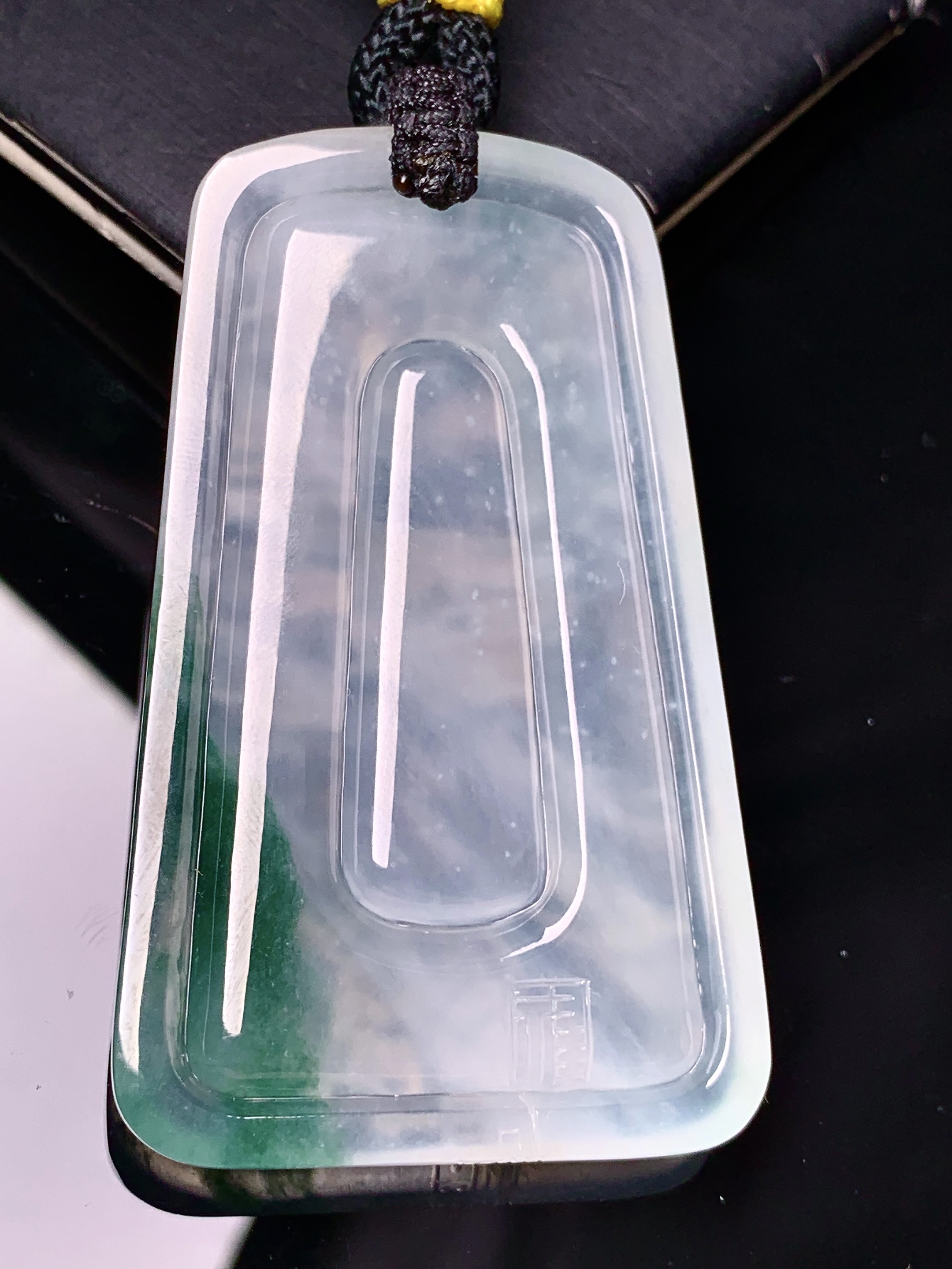 飘绿山水牌吊坠 玉质细腻 色泽艳丽清新 水润亮眼 整体尺寸62*37.2*6.5 L2