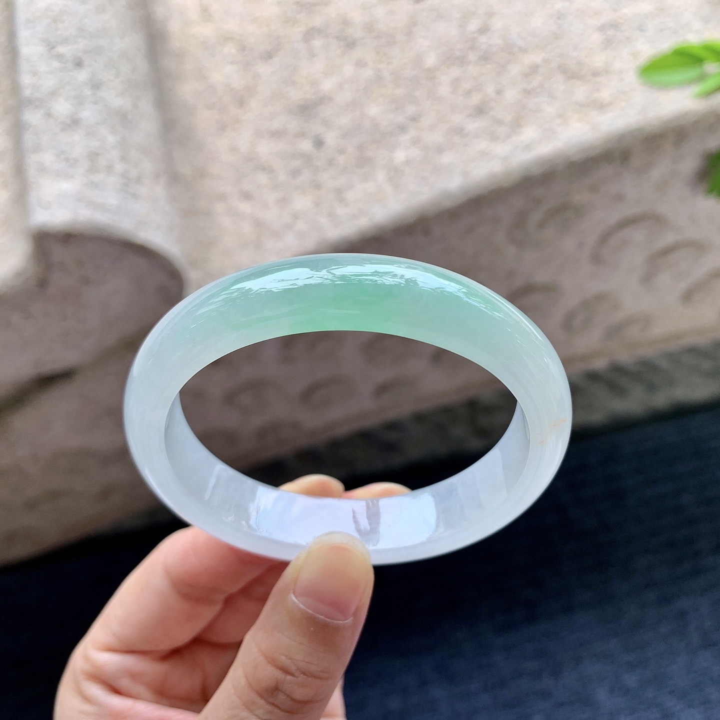 贵妃53 54，圈口54.8/47.2/12.5/7，编码GX081921，糯冰飘绿，水润，种老，细腻，打灯有棉线