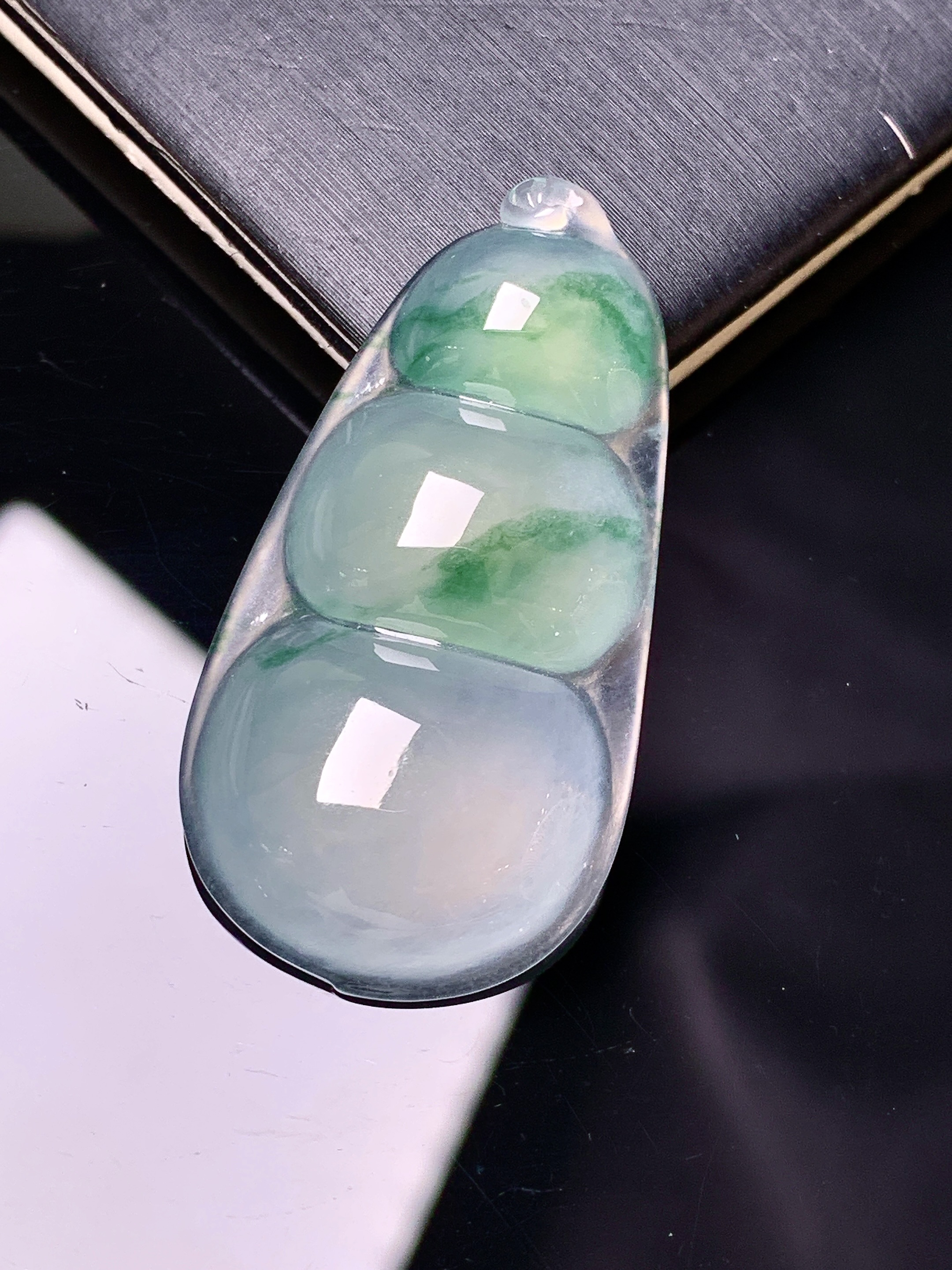 冰飘绿四季豆吊坠 玉质细腻 色泽艳丽清新 水润亮眼 整体尺寸36.8*19*6 c1