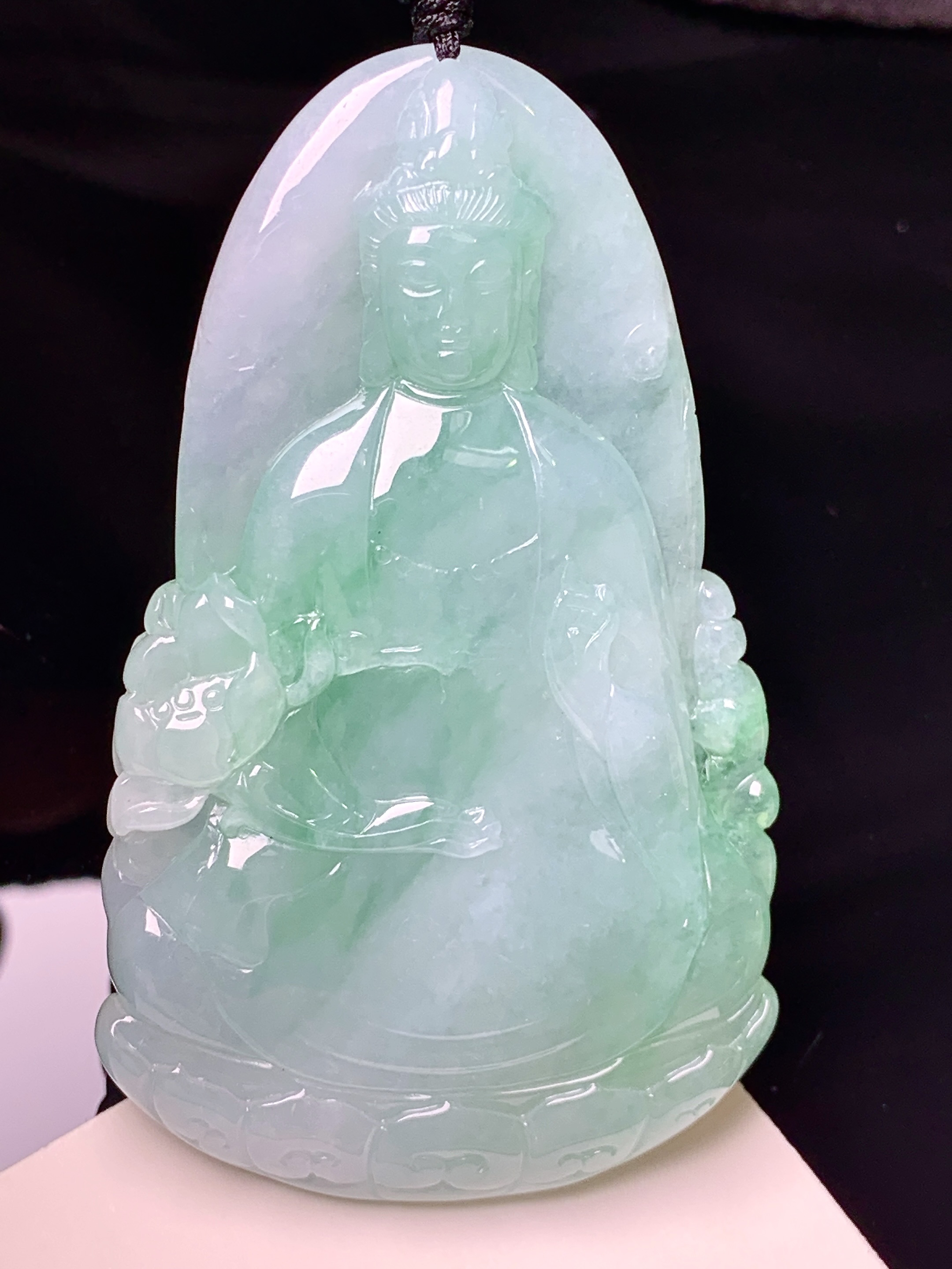 飘绿观音菩萨吊坠 玉质细腻 色泽艳丽清新 水润亮眼 整体尺寸59*35.5*5.6 x3
