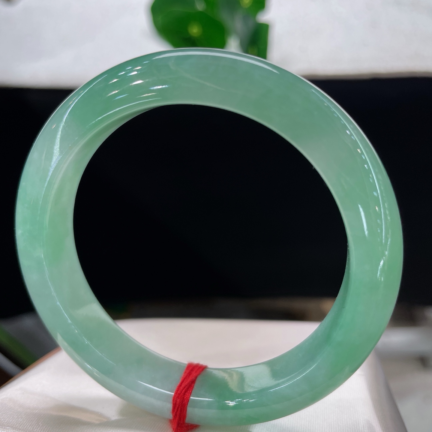 翡翠手镯 圈口55.5/11.8/8.7，冰晴水飘阳绿正圈，54/55可戴，翠似平湖秋水，温润绕清腕，无裂