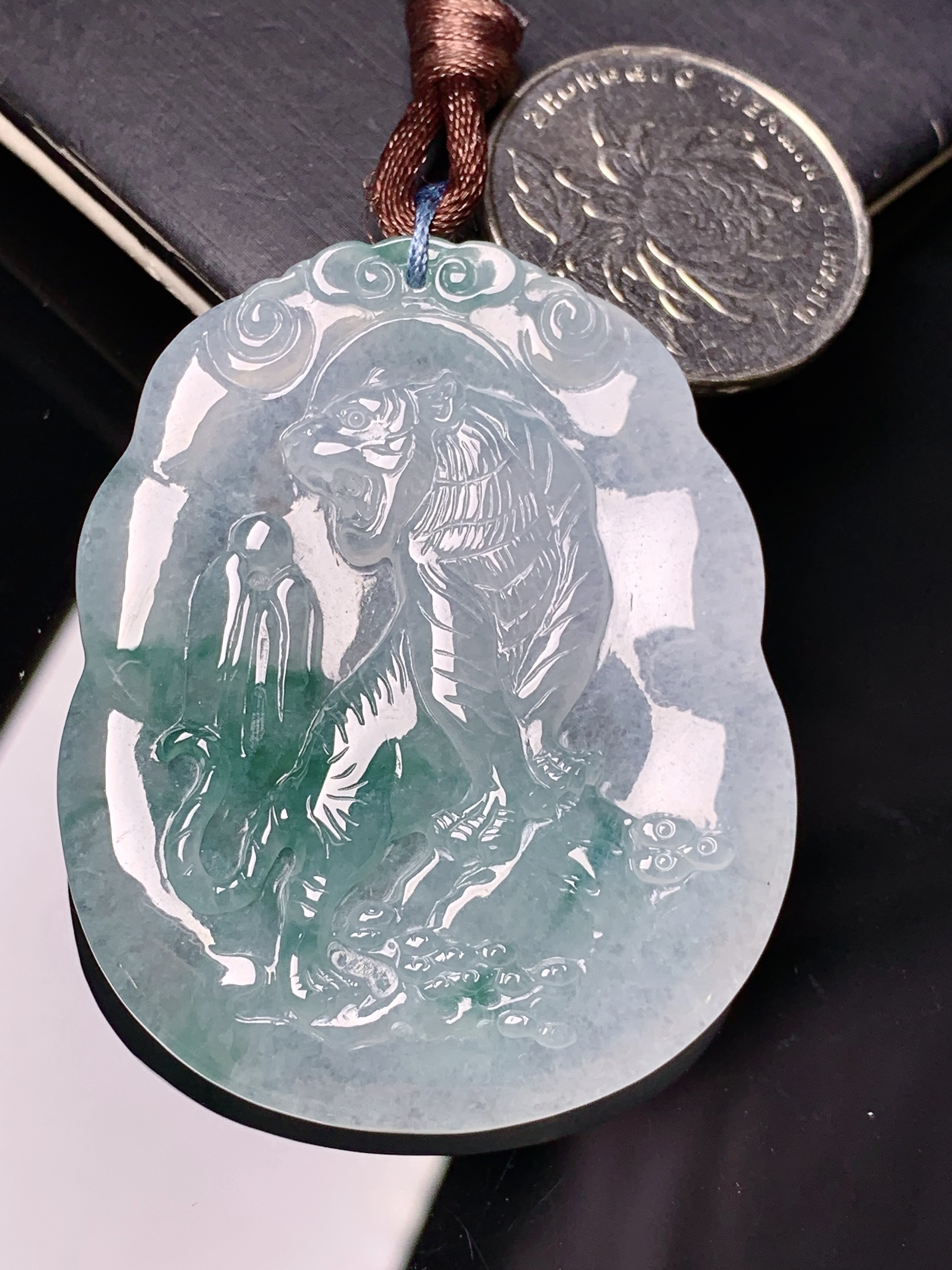 飘绿生肖虎牌吊坠 玉质细腻 色泽艳丽清新 水润亮眼 整体尺寸50*40.6*5.3 b2