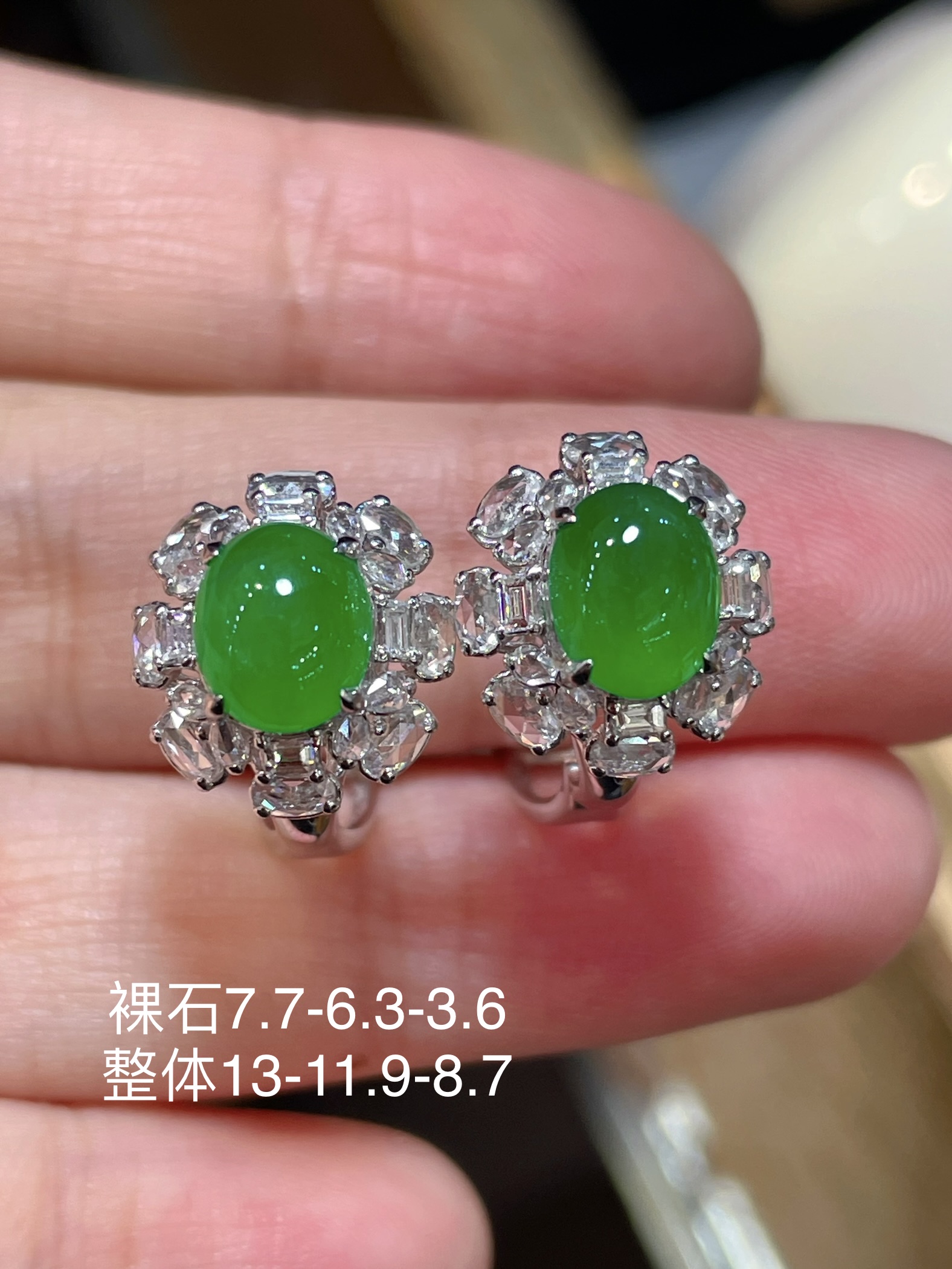 精品翡翠蛋面耳钉，冰种阳绿色，起光，耳伴间的青翠绿滴，18k真金镶嵌，细腻水润，7.7-6.3-3.