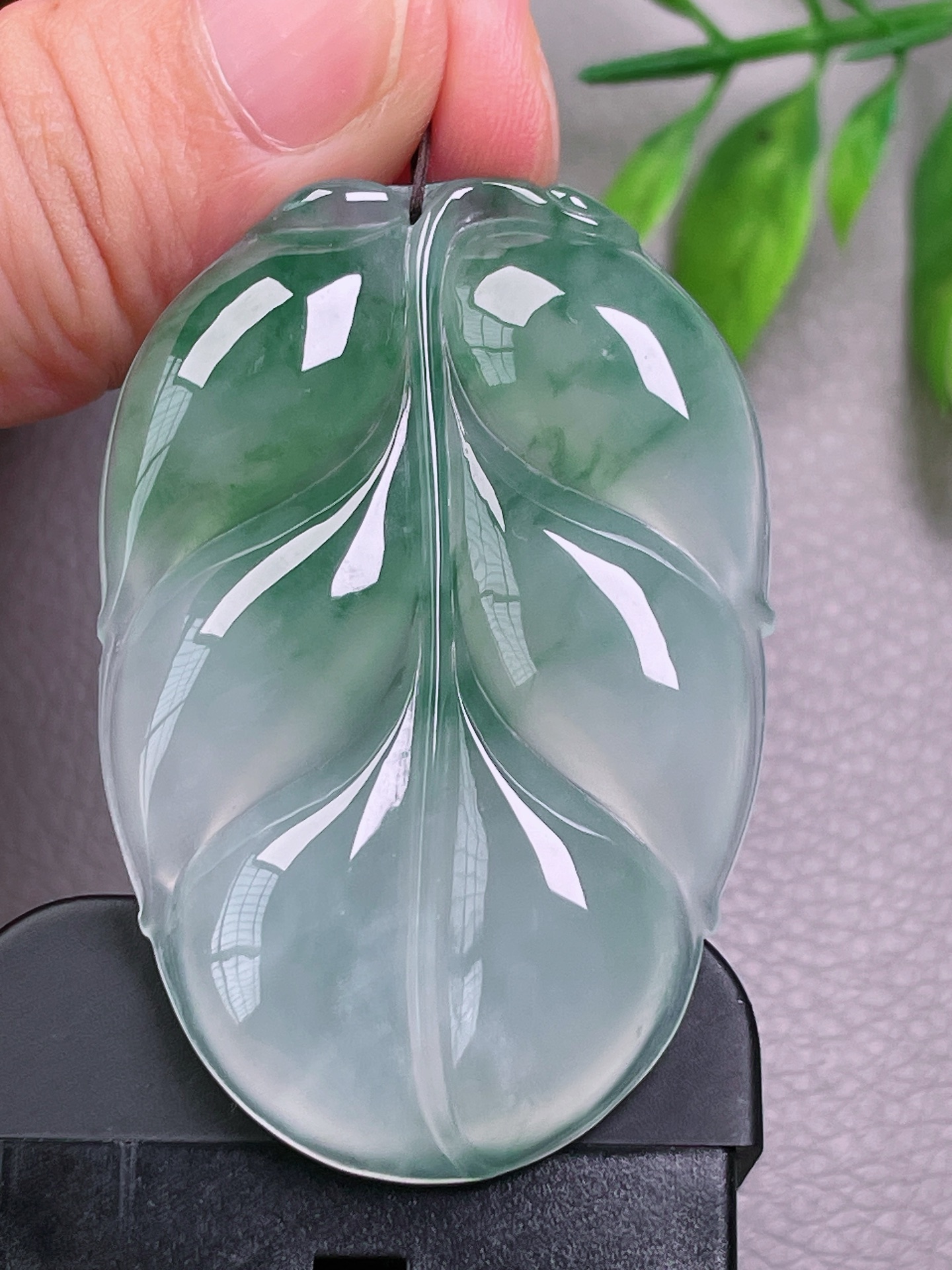 高冰种飘花大叶子，无裂，细腻油洁，玉质漂亮，起荧光，尺寸：52.8-35.4-6.2