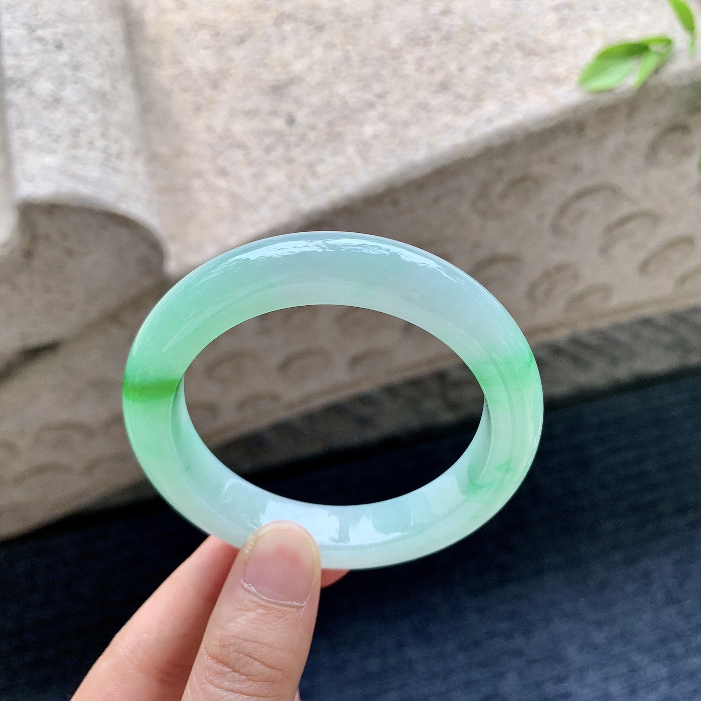 正圈53 54，圈口54.1/12/9.2，编码NK081923，细糯飘阳绿，水润，种老，细腻，有纹线