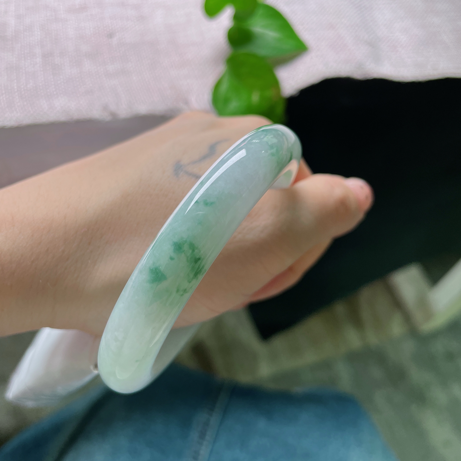 58.5/11.5/8.1，飘花正圈，种老，水头好。质地温润细腻，佩戴韵味十足，无裂，ss57292a