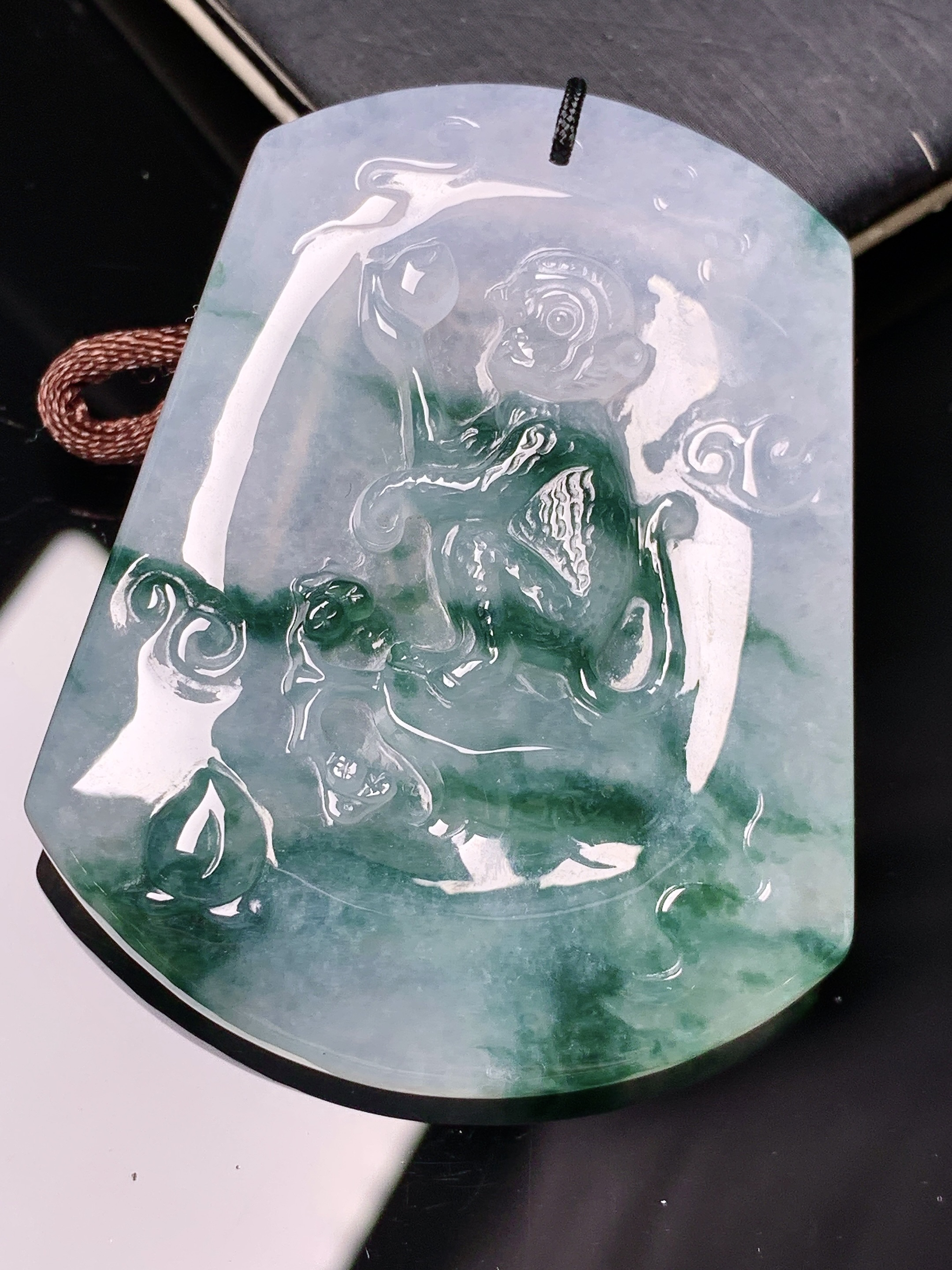 飘绿生肖猴牌吊坠 玉质细腻 色泽艳丽清新 水润亮眼 整体尺寸52*41.3*6.8 b2