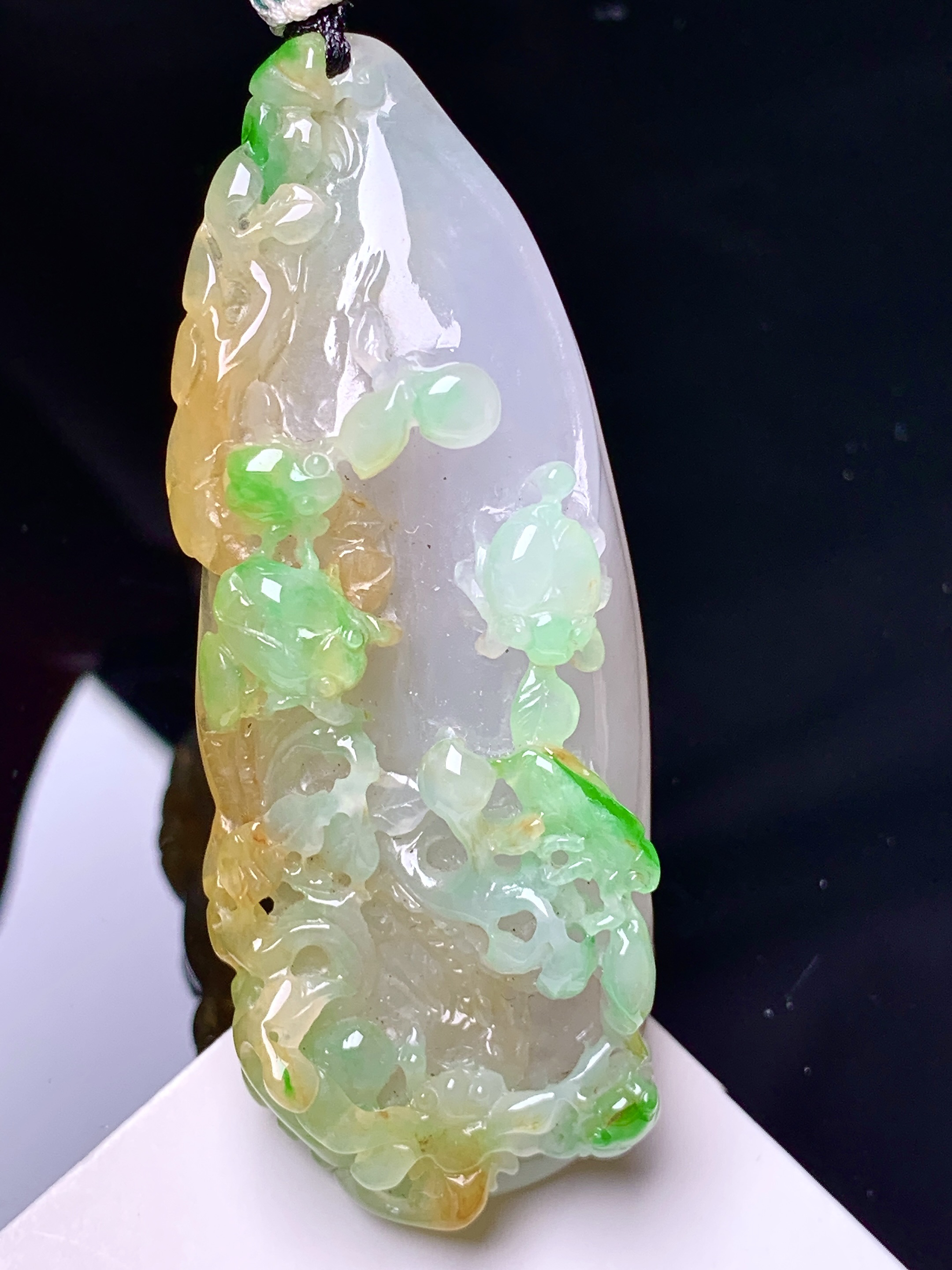 飘黄绿翡花开富贵吊坠 玉质细腻 色泽艳丽清新 水润亮眼 整体尺寸57.8*23.2*12.6 a5