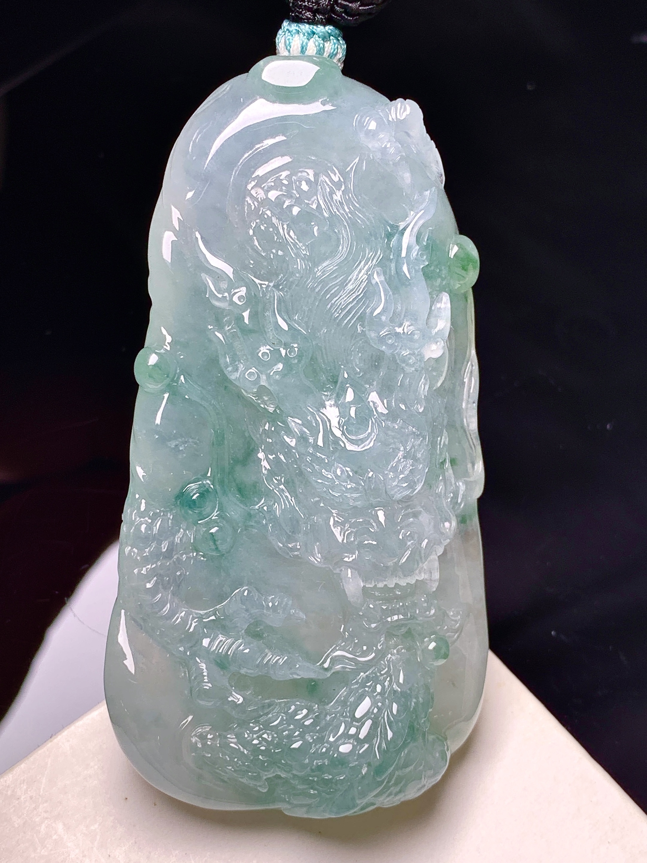 飘绿龙牌吊坠 玉质细腻 色泽艳丽清新 水润亮眼 整体尺寸58.5*31.2*11.2 a5