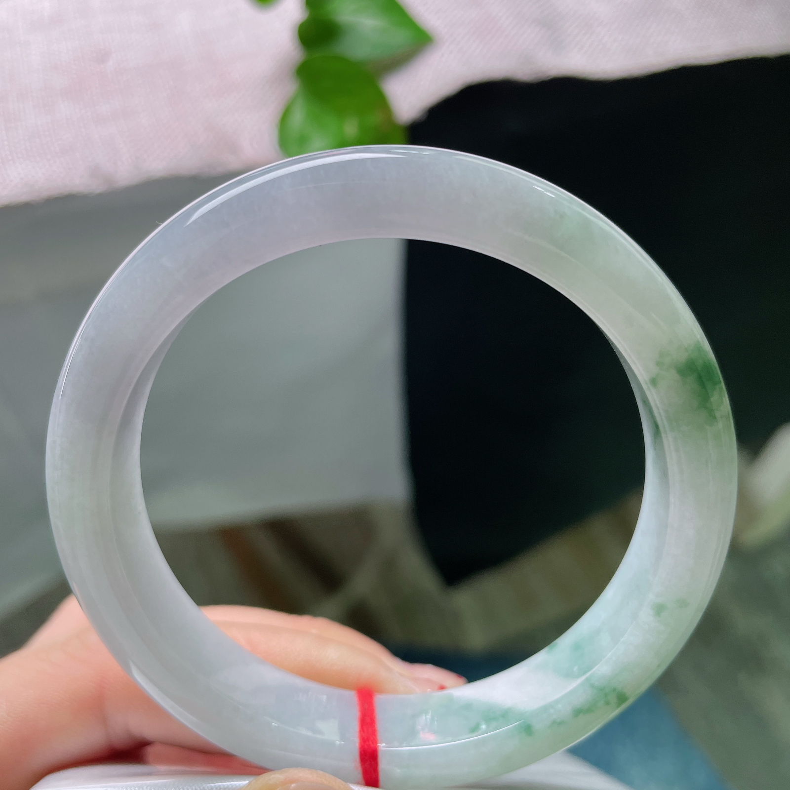 58.5/11.5/8.1，飘花正圈，种老，水头好。质地温润细腻，佩戴韵味十足，无裂，ss57292