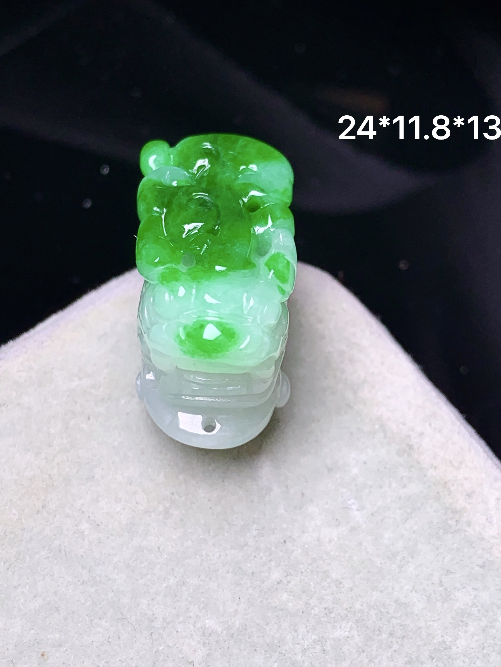 飘绿貔貅吊坠 玉质细腻 色泽艳丽清新 水润亮眼 整体尺寸24*11.8*13 w1