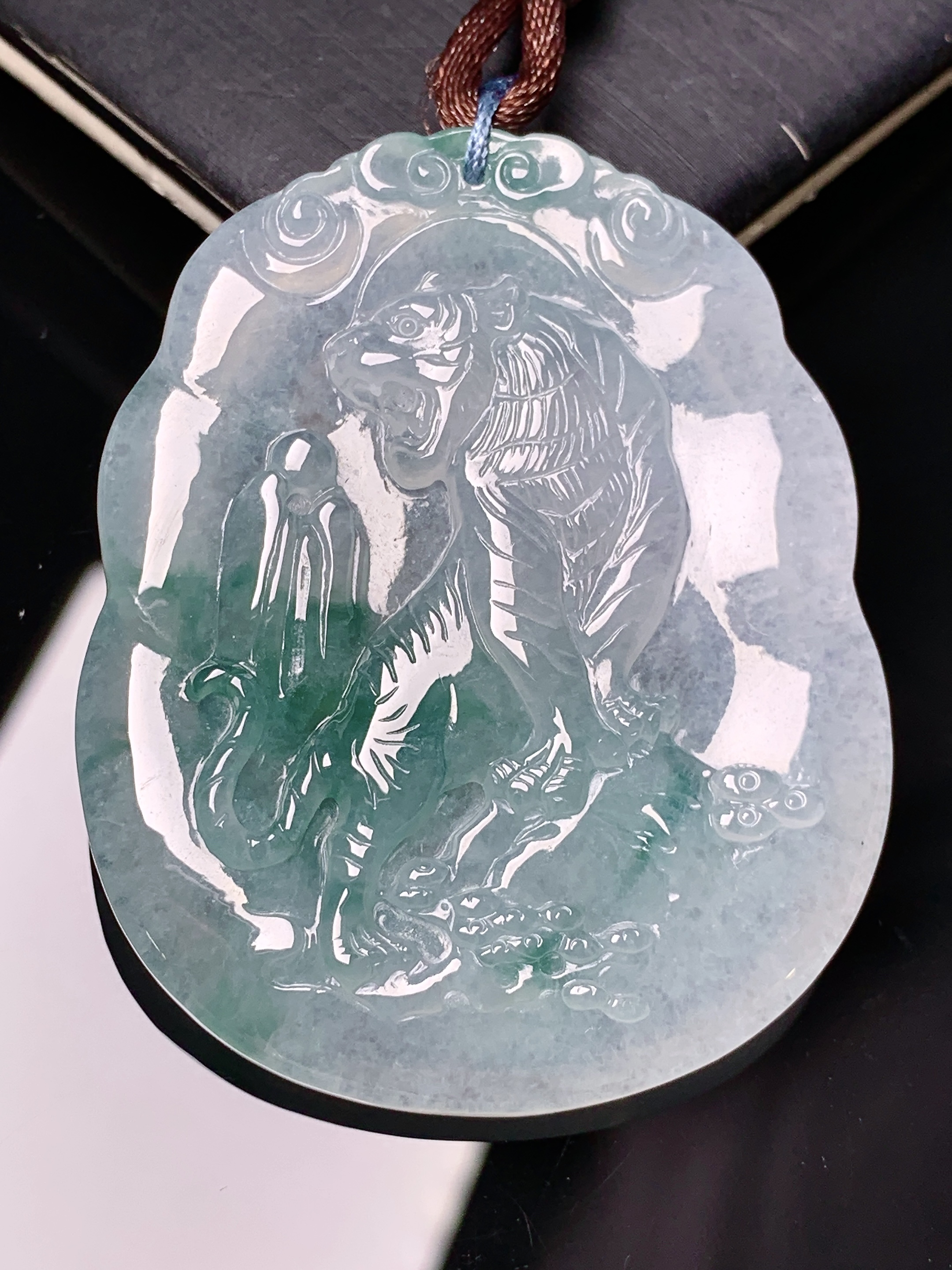 飘绿生肖虎牌吊坠 玉质细腻 色泽艳丽清新 水润亮眼 整体尺寸50*40.6*5.3 b2