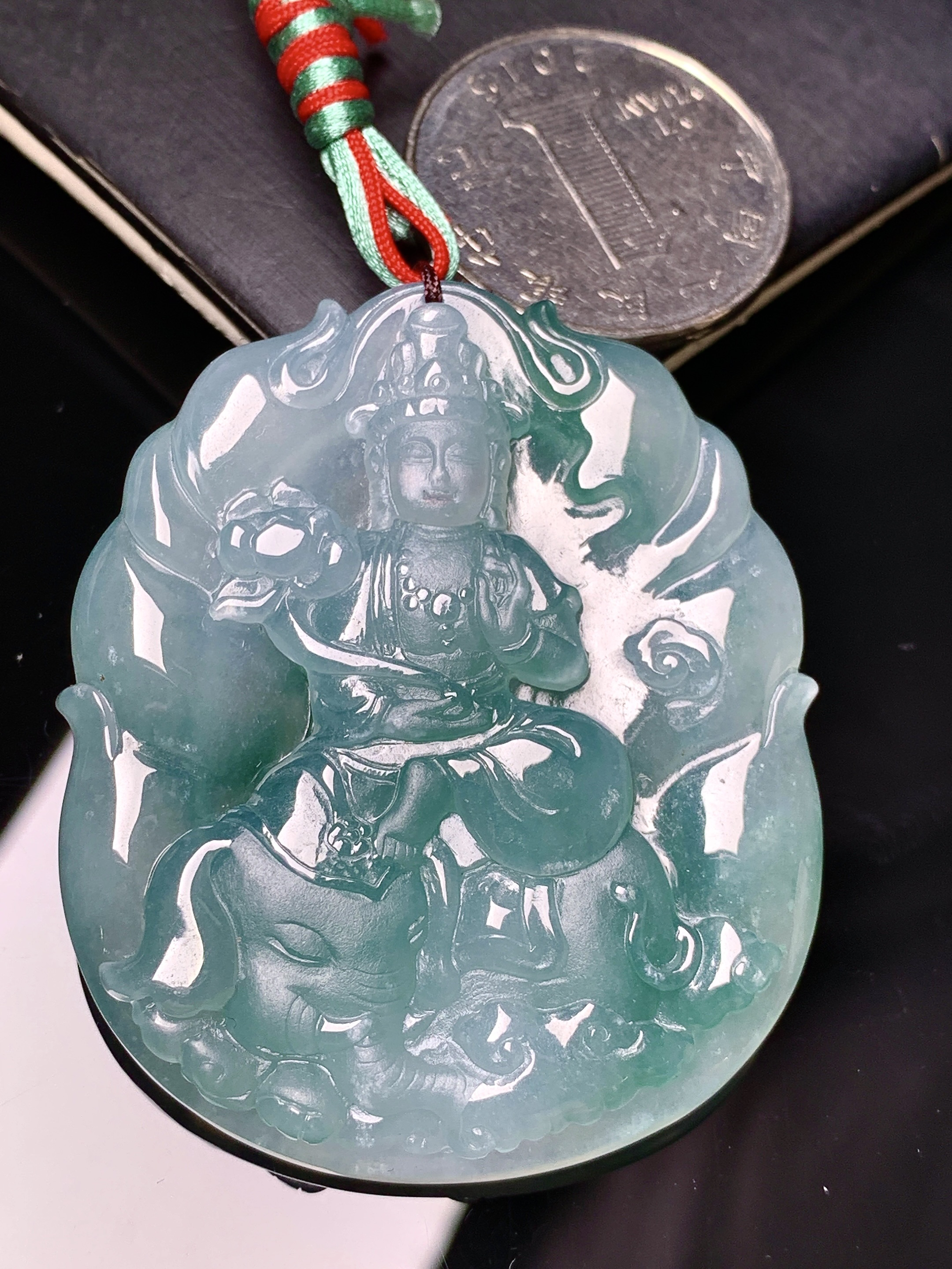 飘绿普贤观音菩萨吊坠 玉质细腻 色泽艳丽清新 水润亮眼 整体尺寸50.8*43*6 b2