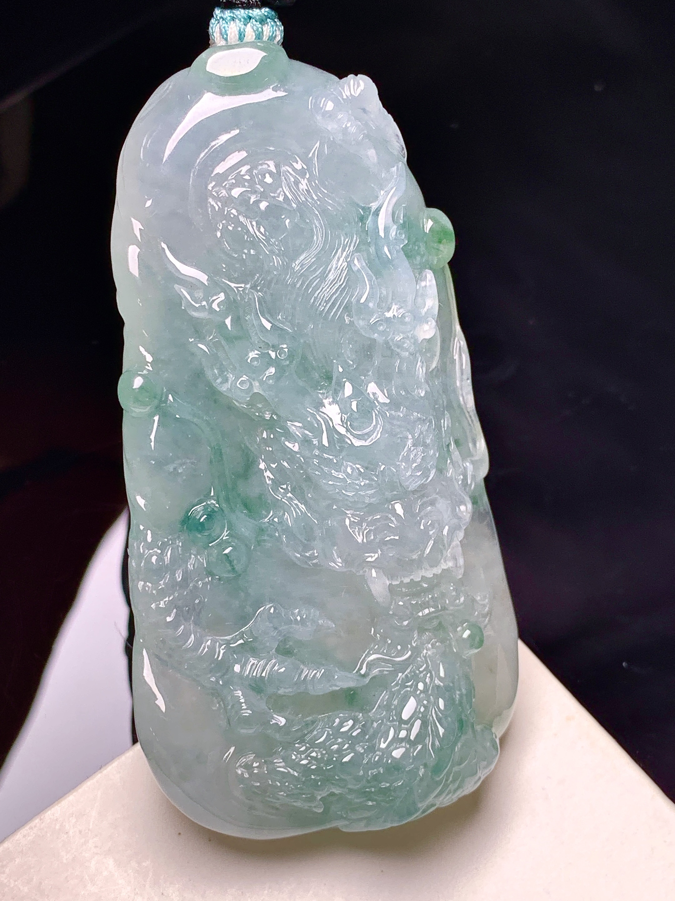 飘绿龙牌吊坠 玉质细腻 色泽艳丽清新 水润亮眼 整体尺寸58.5*31.2*11.2 a5
