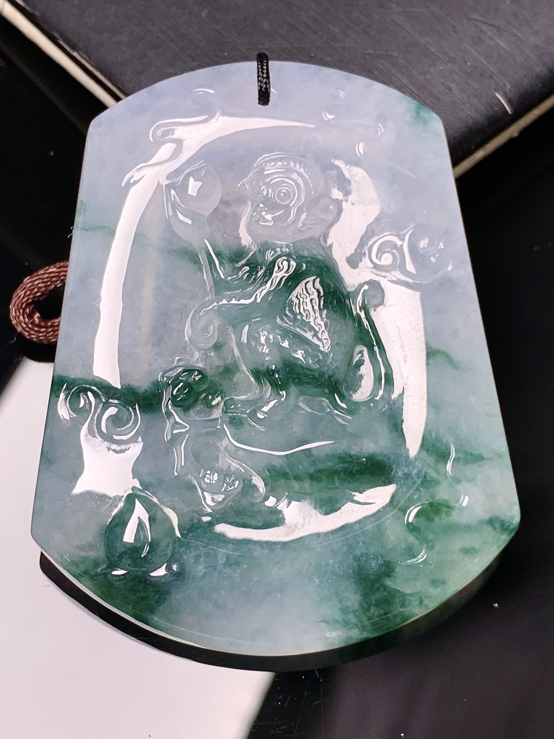 飘绿生肖猴牌吊坠 玉质细腻 色泽艳丽清新 水润亮眼 整体尺寸52*41.3*6.8 b2