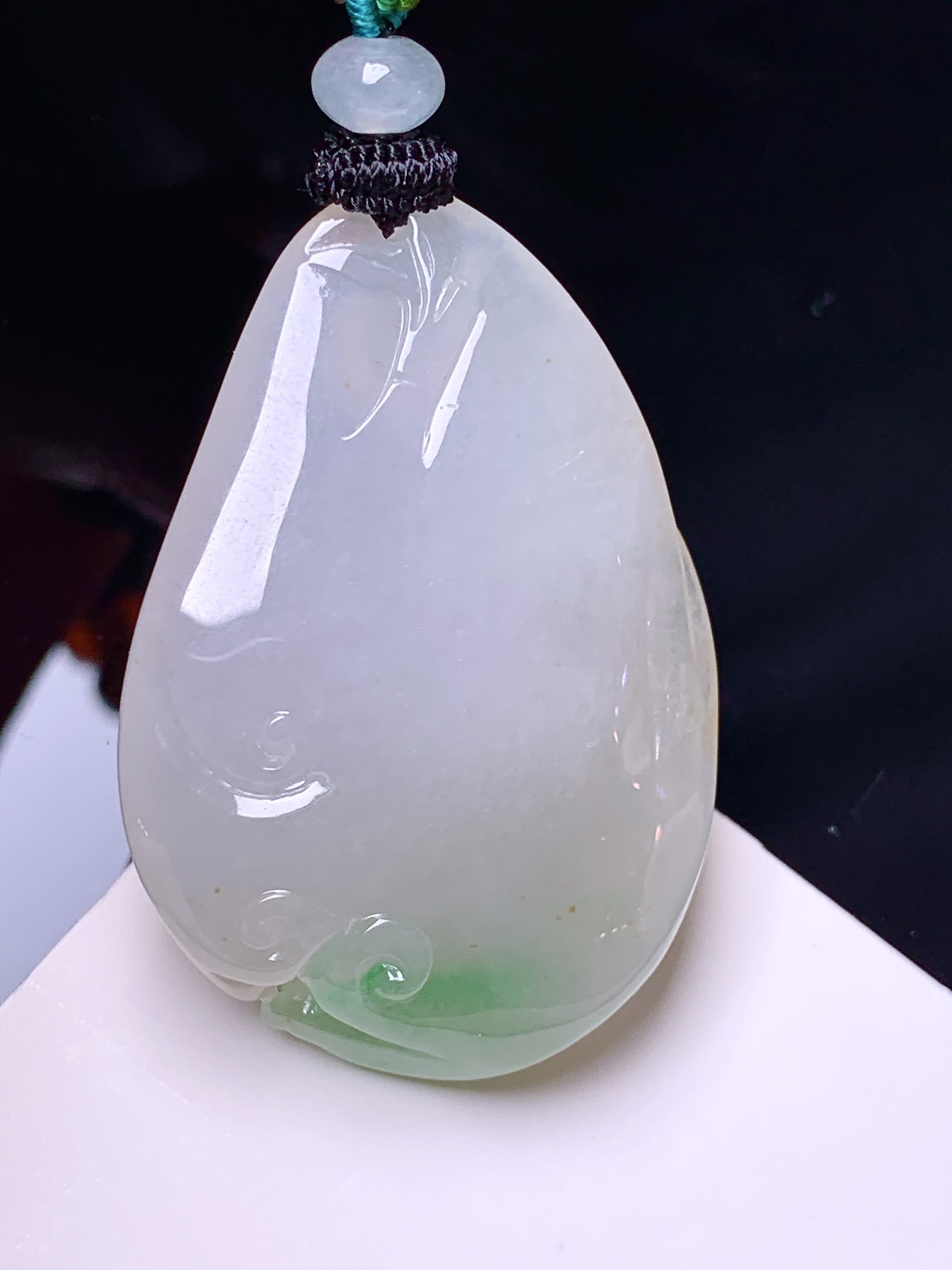飘绿梅花鹿牌吊坠 玉质细腻 色泽艳丽清新 水润亮眼 整体尺寸39.6*27.5*13 w1