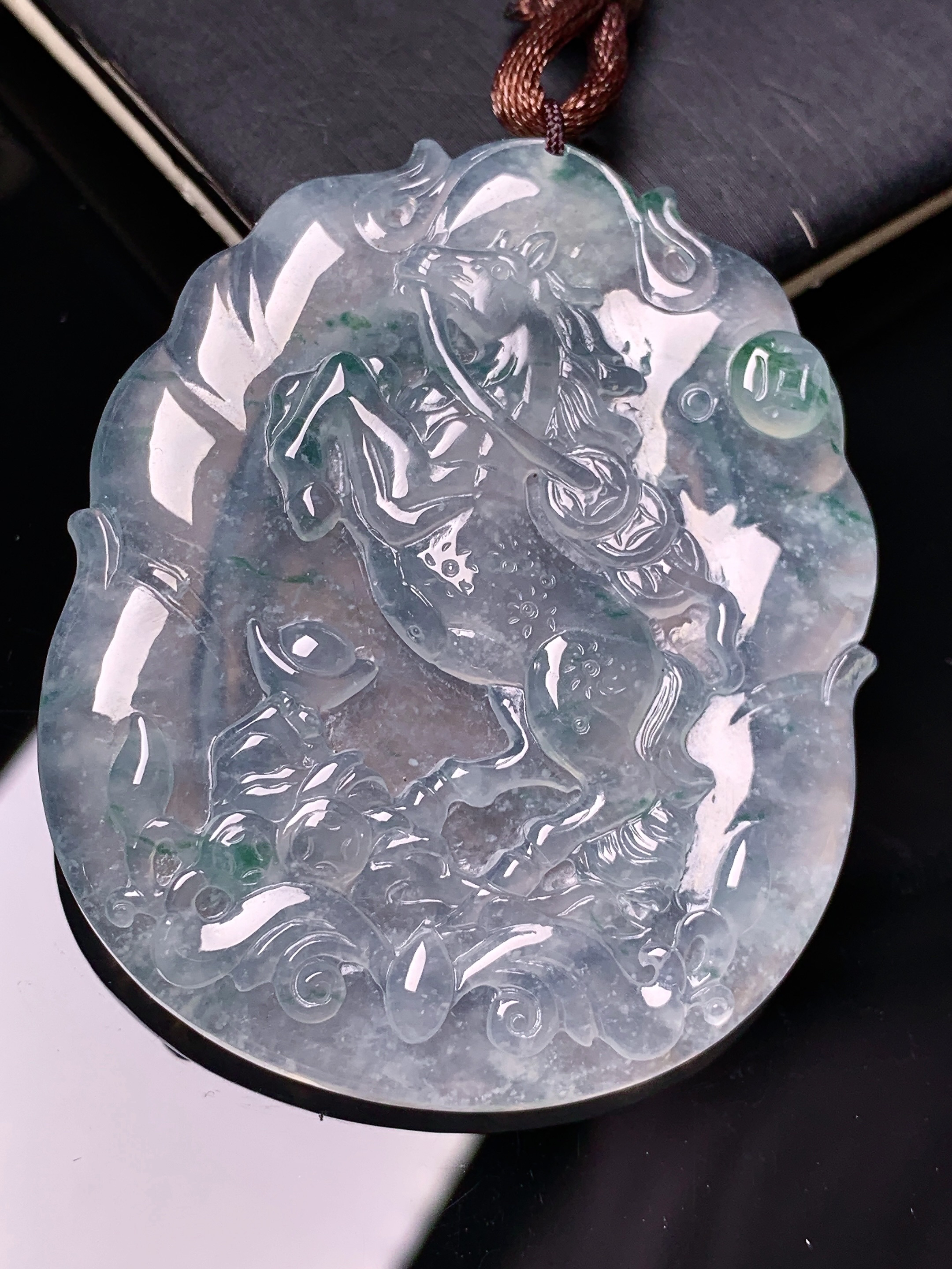 飘绿冰种生肖马牌吊坠 玉质细腻 色泽艳丽清新 水润亮眼 整体尺寸51.5*43*5.6 b2