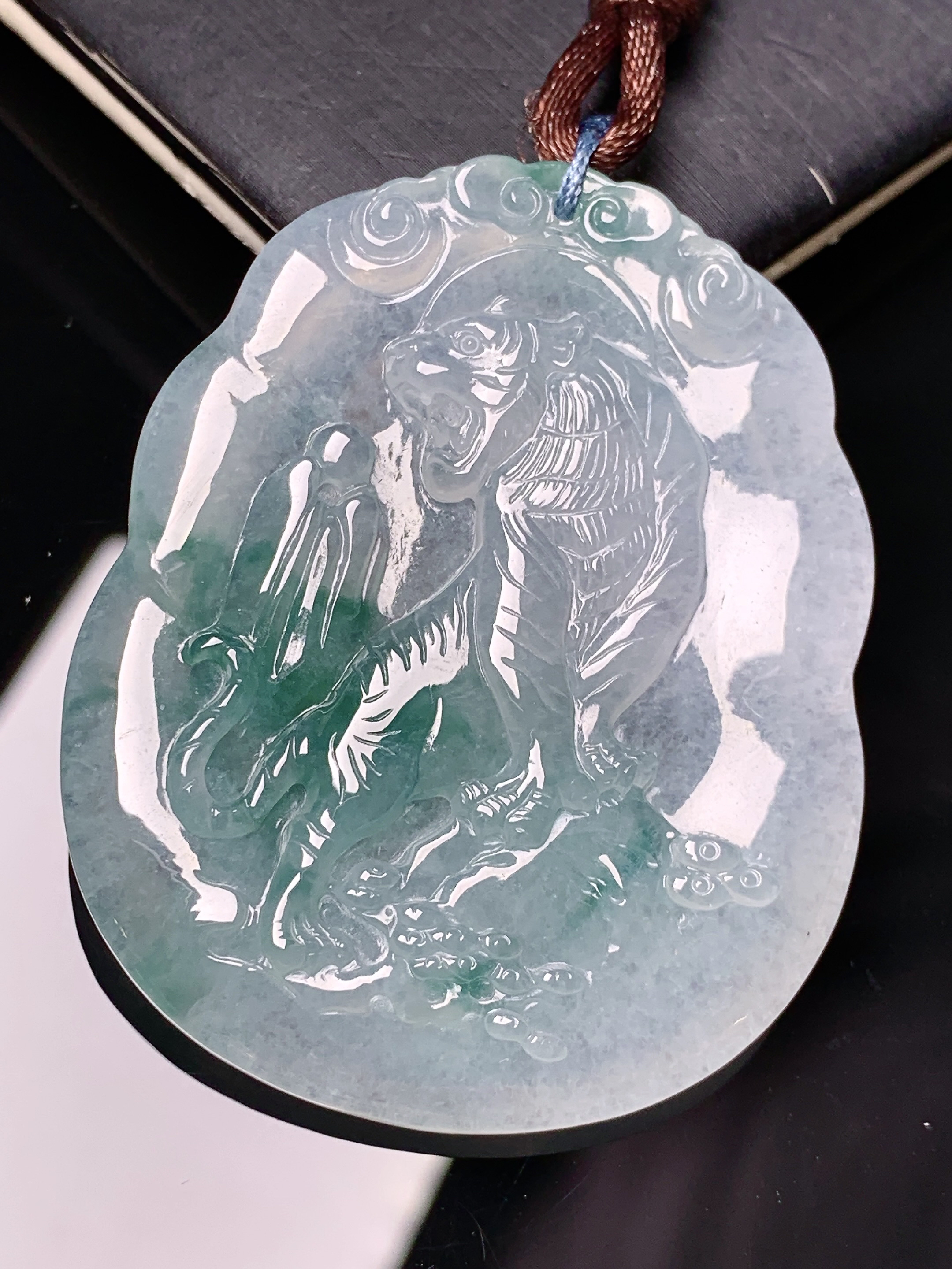 飘绿生肖虎牌吊坠 玉质细腻 色泽艳丽清新 水润亮眼 整体尺寸50*40.6*5.3 b2