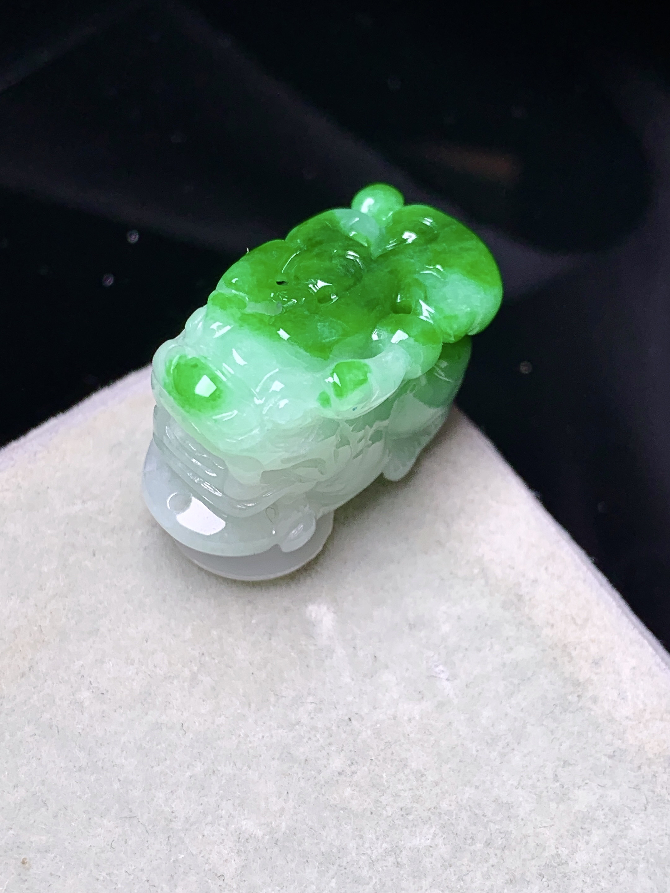 飘绿貔貅吊坠 玉质细腻 色泽艳丽清新 水润亮眼 整体尺寸24*11.8*13 w1