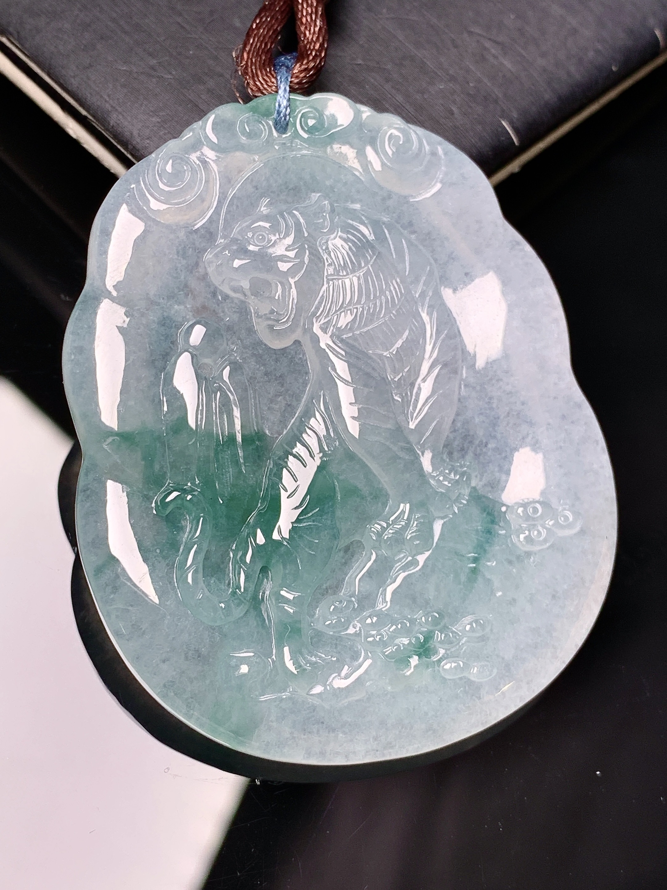 飘绿生肖虎牌吊坠 玉质细腻 色泽艳丽清新 水润亮眼 整体尺寸50*40.6*5.3 b2
