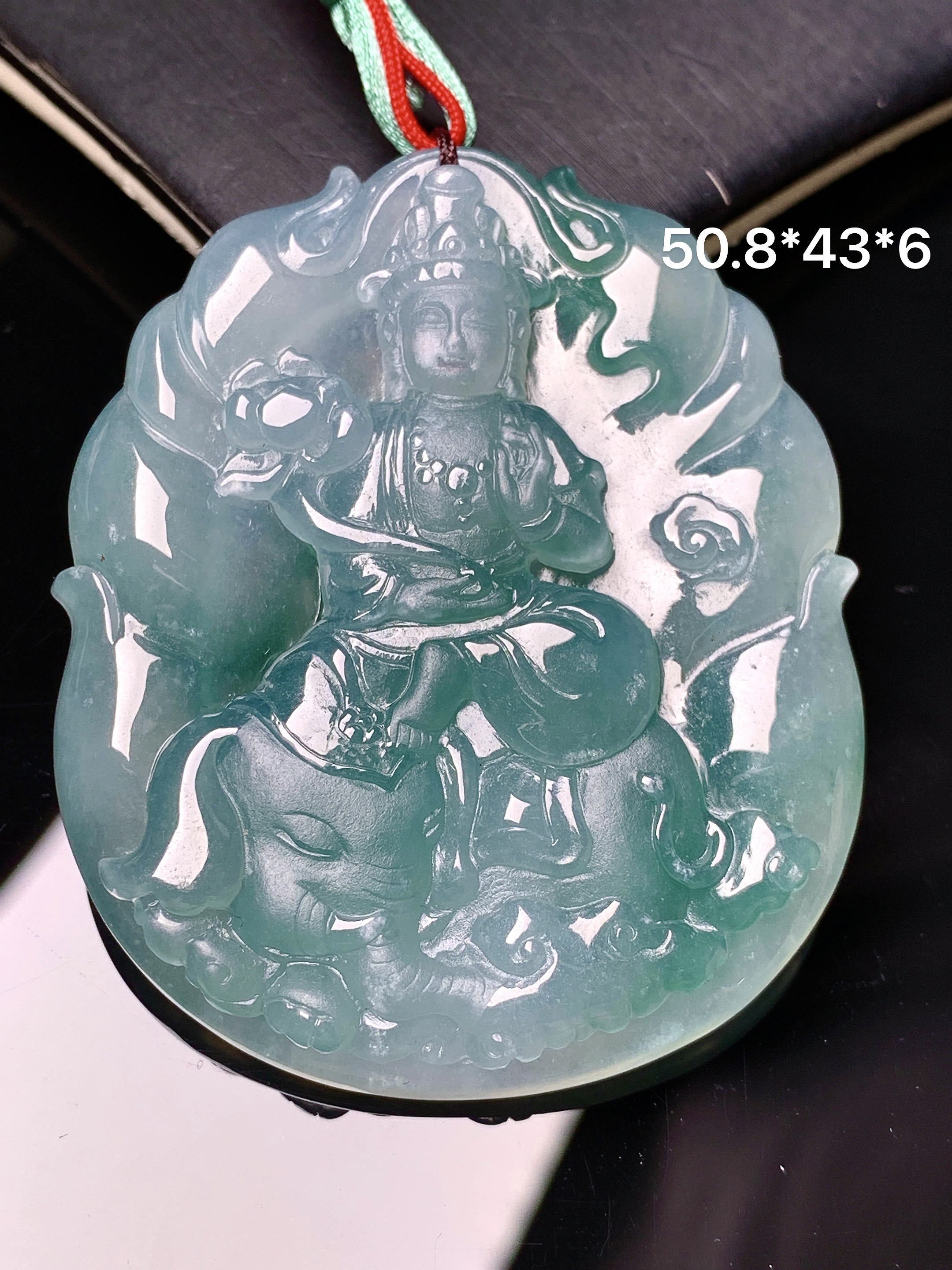 飘绿普贤观音菩萨吊坠 玉质细腻 色泽艳丽清新 水润亮眼 整体尺寸50.8*43*6 b2