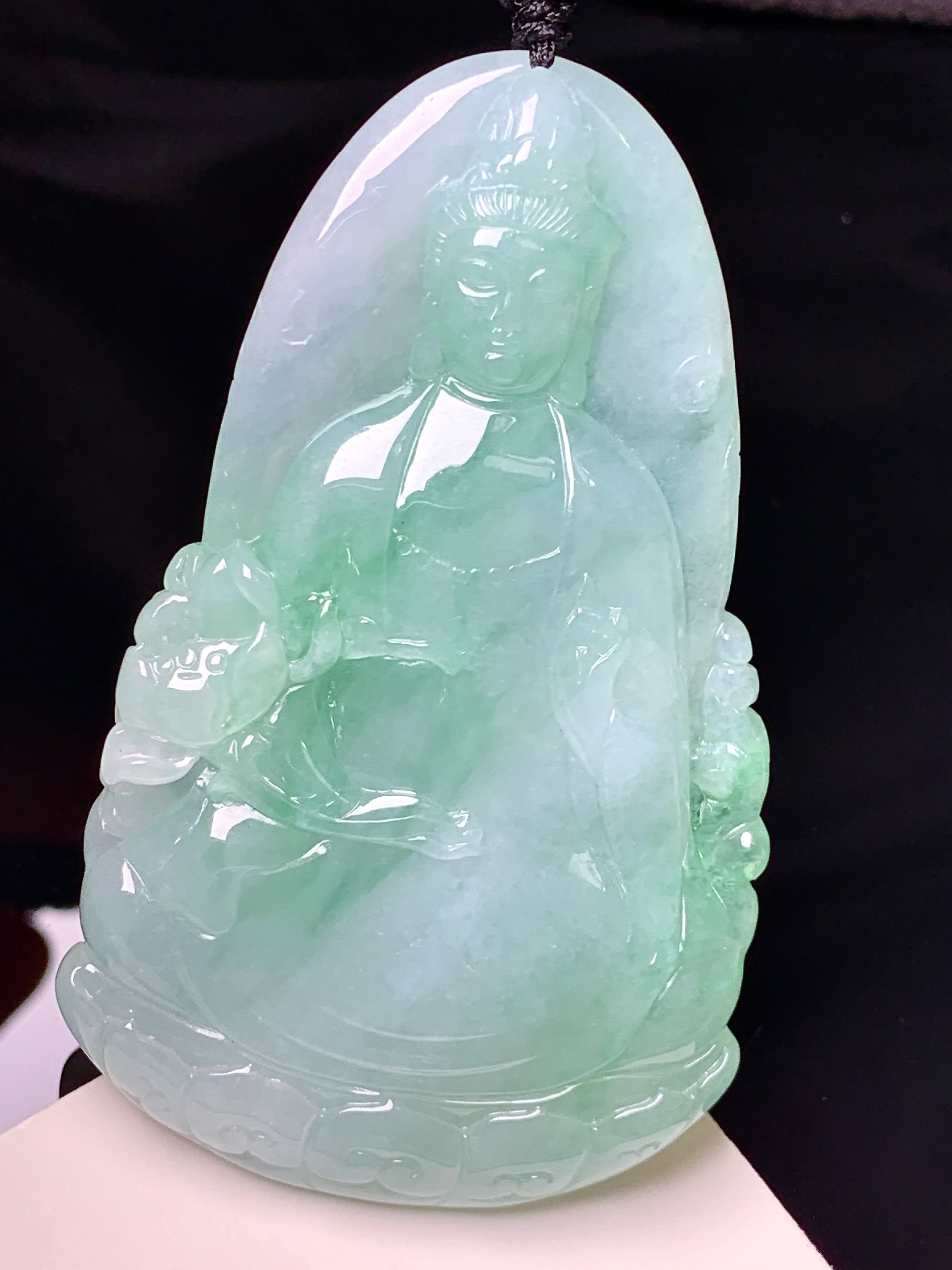 飘绿观音菩萨吊坠 玉质细腻 色泽艳丽清新 水润亮眼 整体尺寸59*35.5*5.6 x3