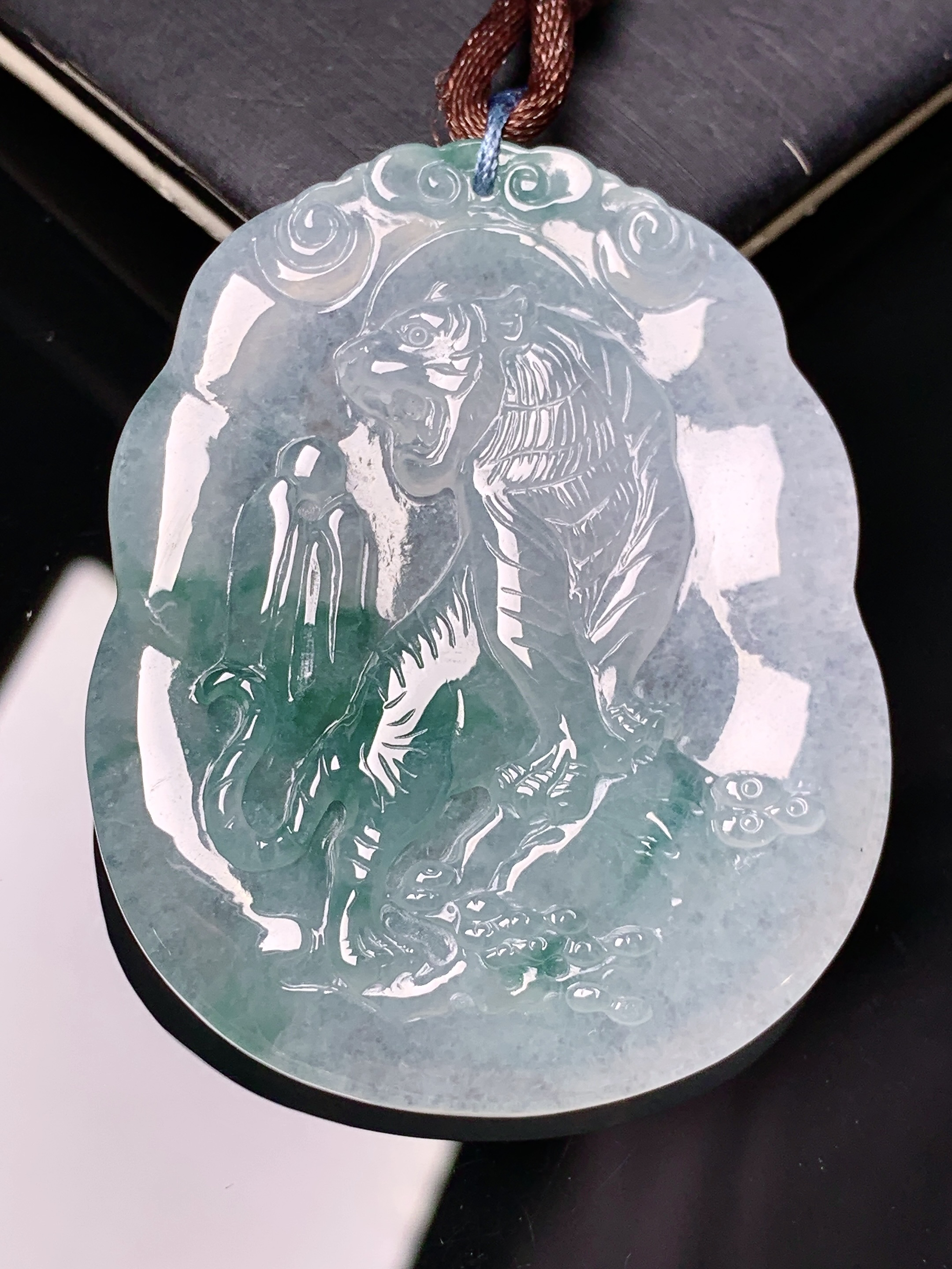 飘绿生肖虎牌吊坠 玉质细腻 色泽艳丽清新 水润亮眼 整体尺寸50*40.6*5.3 b2