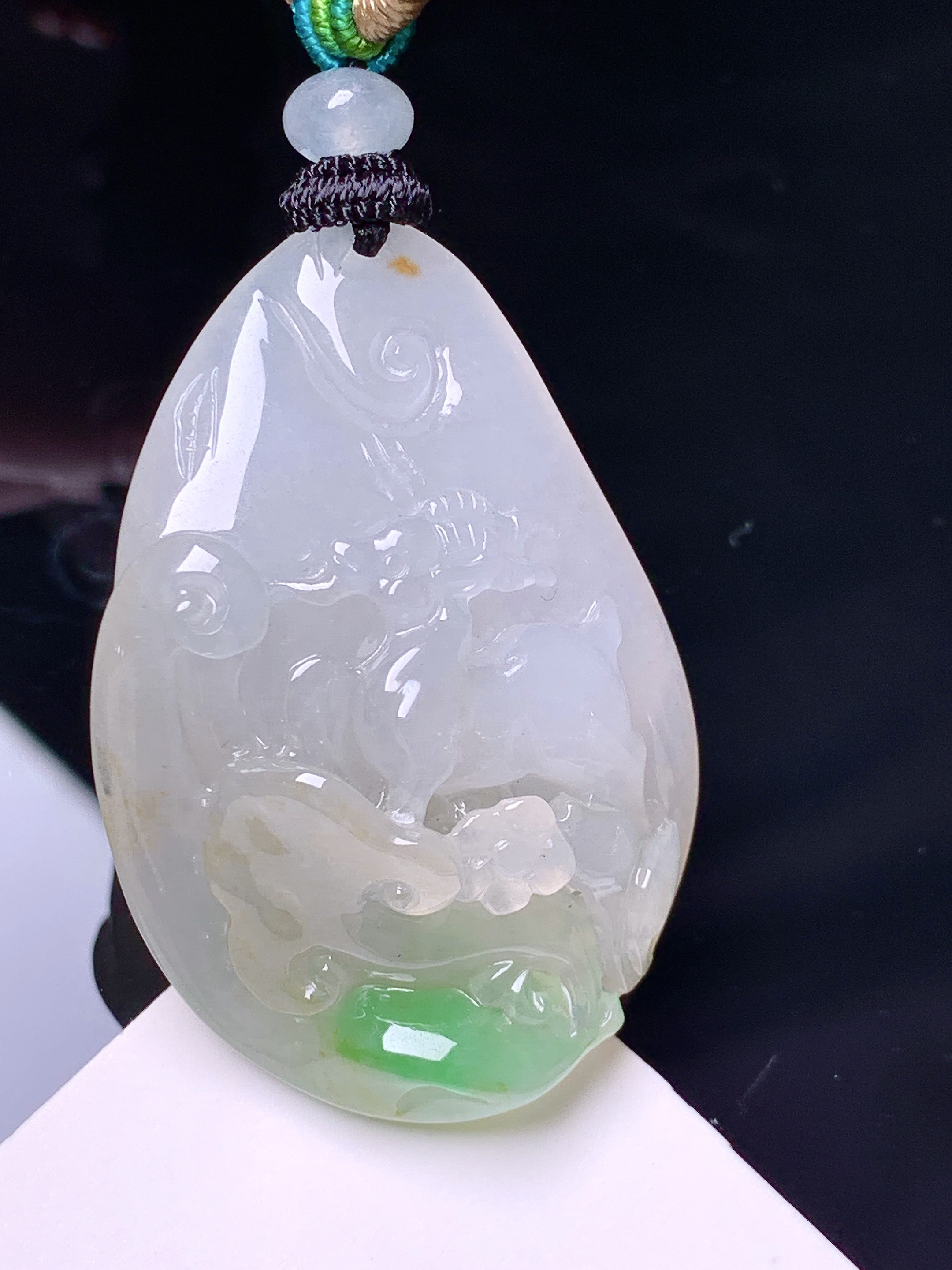 飘绿梅花鹿牌吊坠 玉质细腻 色泽艳丽清新 水润亮眼 整体尺寸39.6*27.5*13 w1