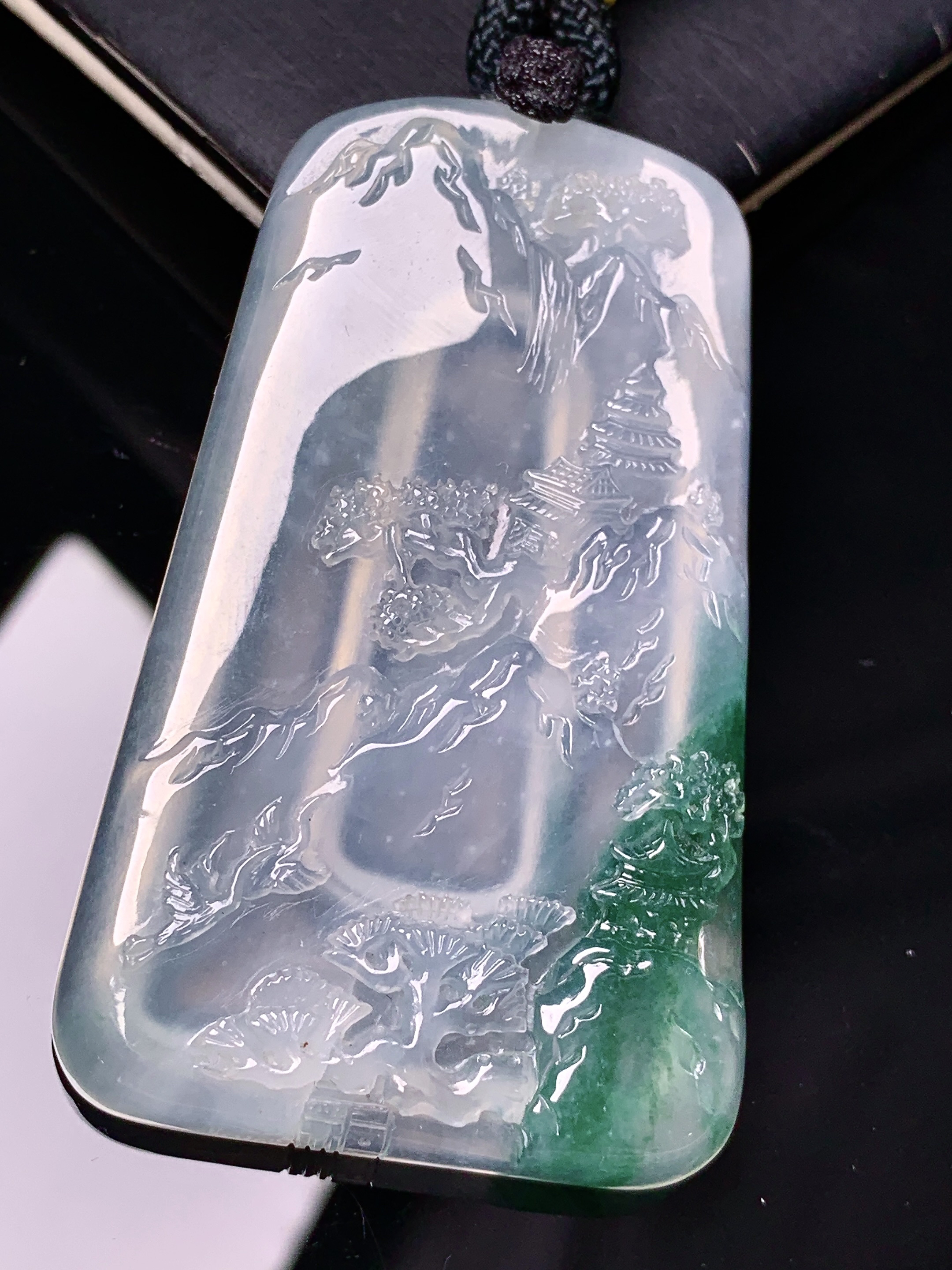 飘绿山水牌吊坠 玉质细腻 色泽艳丽清新 水润亮眼 整体尺寸62*37.2*6.5 L2