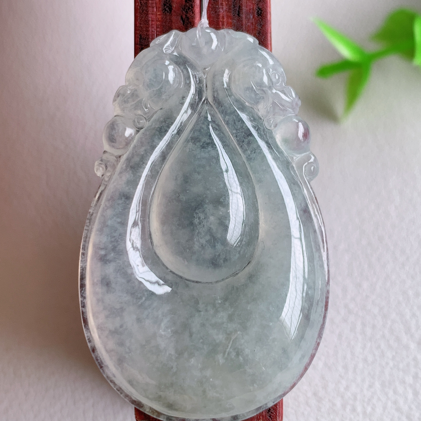 冰润福贝翡翠吊坠，寓意“辈辈有福，财源广进”水足莹润。通体清新通透，佩戴效果优雅迷人，W49.17 尺寸：39-24.5-5.8mm