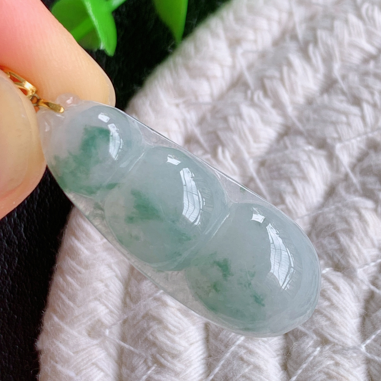18k金扣冰润飘花福豆翡翠挂件，老种飘花  冰清玉洁  胶感十足  寓意“四季平安，福气满满”颜色鲜艳，清新自然，饱满通透   W49.17  尺寸：30-12-5.8mm