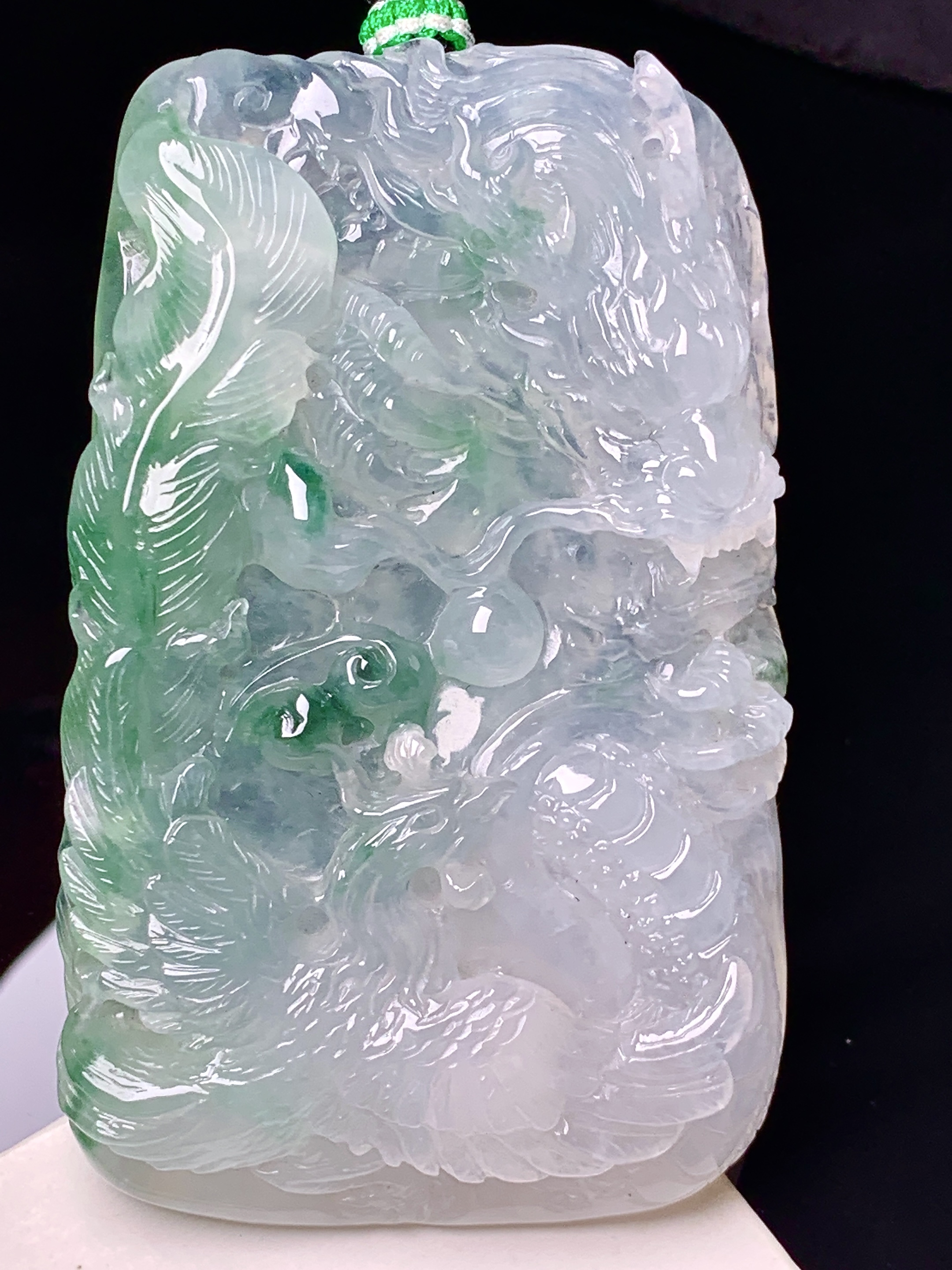飘绿龙凤呈祥牌吊坠 玉质细腻 色泽艳丽清新 水润亮眼 整体尺寸64*39.5*9.2 a5