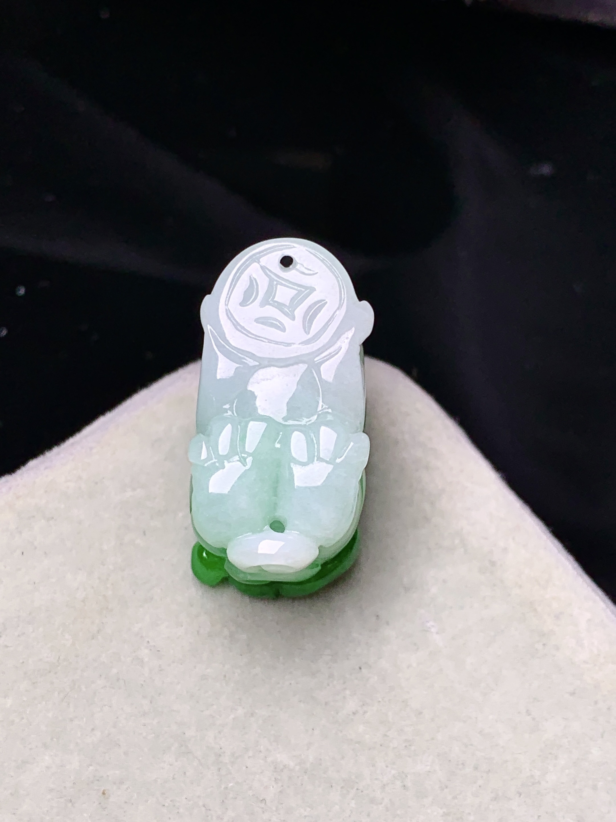 飘绿貔貅吊坠 玉质细腻 色泽艳丽清新 水润亮眼 整体尺寸24*11.8*13 w1