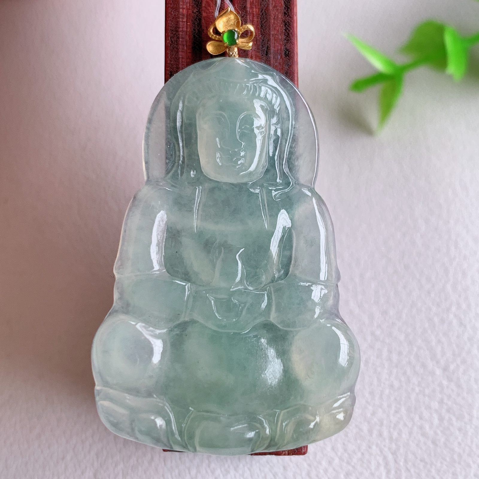 18k金扣冰润精雕观音吊坠，法相端庄大气，工艺精湛，种色浓郁，细腻饱满冰润，种老水足，收藏佳品，佩戴大气  W49.17  整体尺寸：45-26.5-4mm  裸石尺寸：40-26.5-4mm
