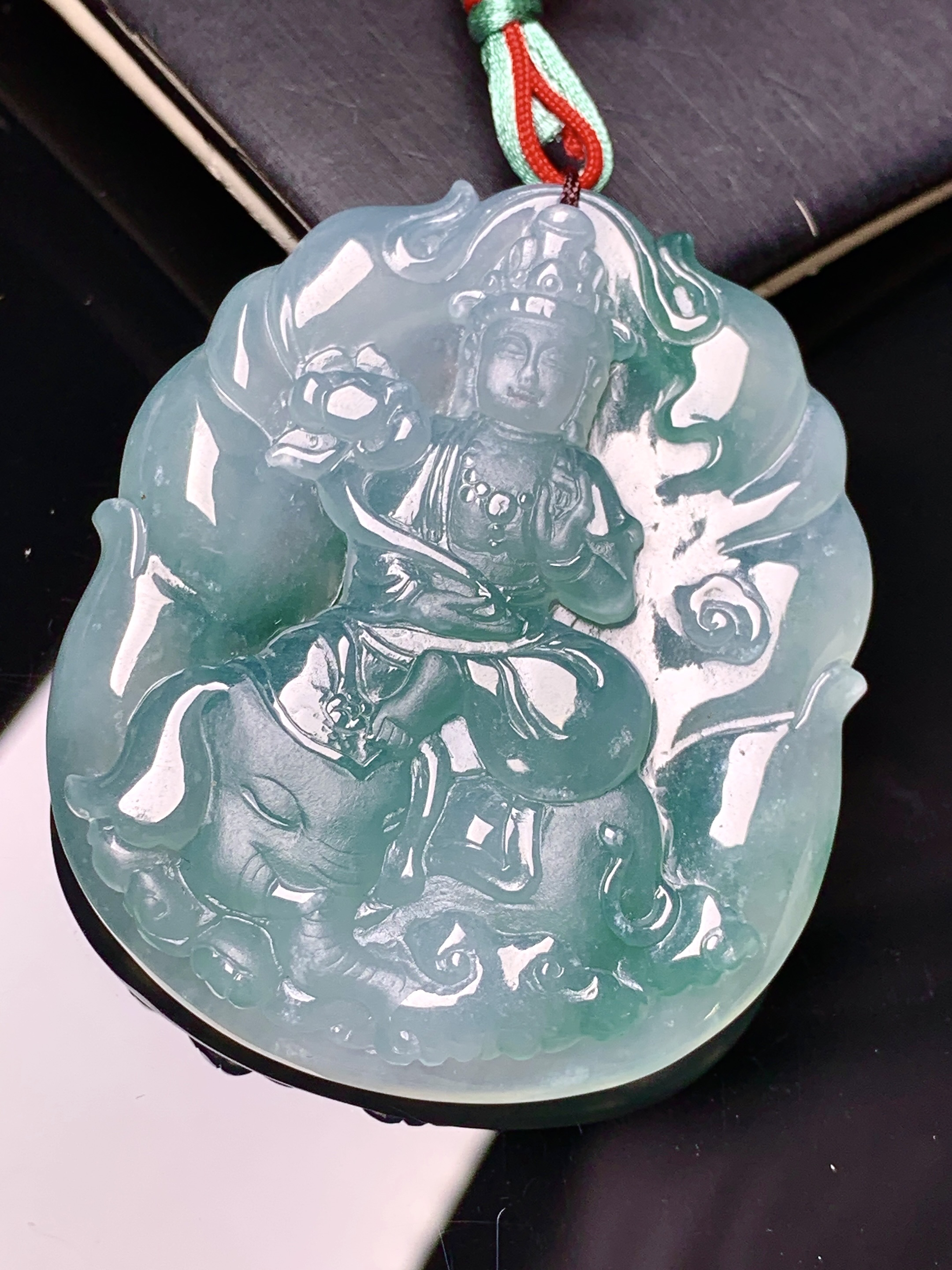 飘绿普贤观音菩萨吊坠 玉质细腻 色泽艳丽清新 水润亮眼 整体尺寸50.8*43*6 b2