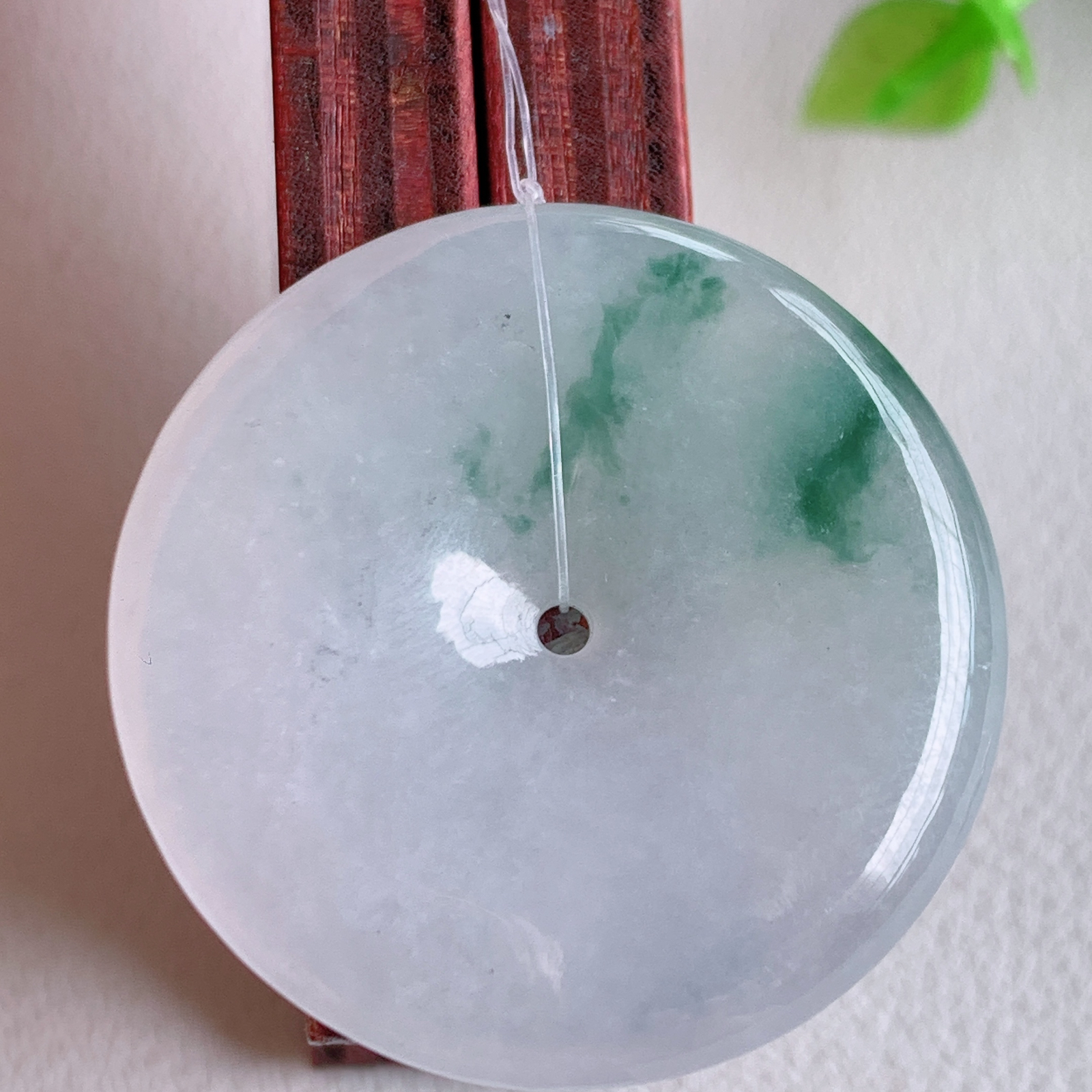 冰润飘花平安扣吊坠，厚装饱满，冰润剔透，细腻水足，种质润泽，飘花灵动，佩戴优雅大气，W49.17   尺寸：28.8-4.8mm