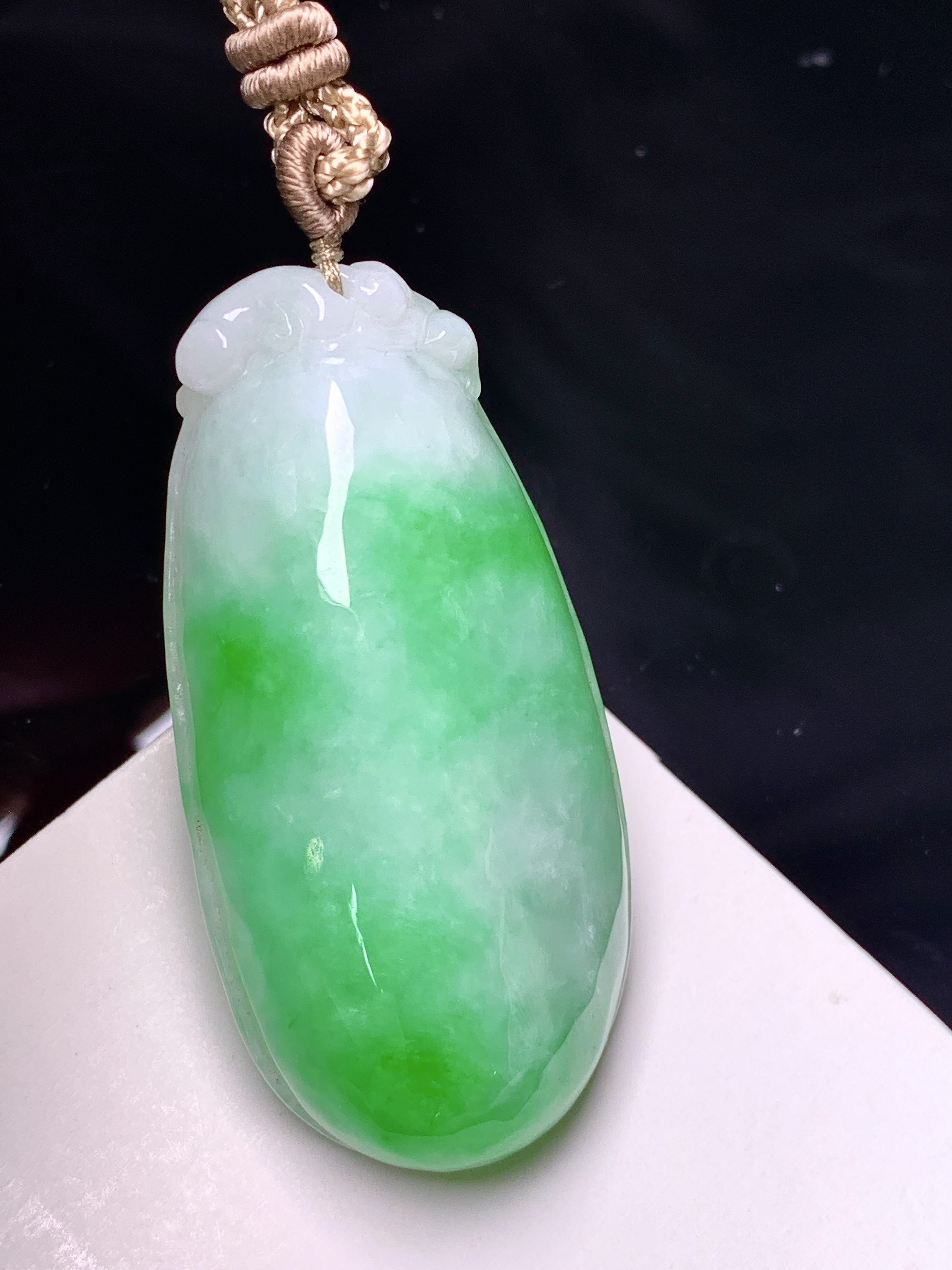 飘绿福瓜吊坠 玉质细腻 色泽艳丽清新 水润亮眼 整体尺寸45.5*22.8*11.5 a5
