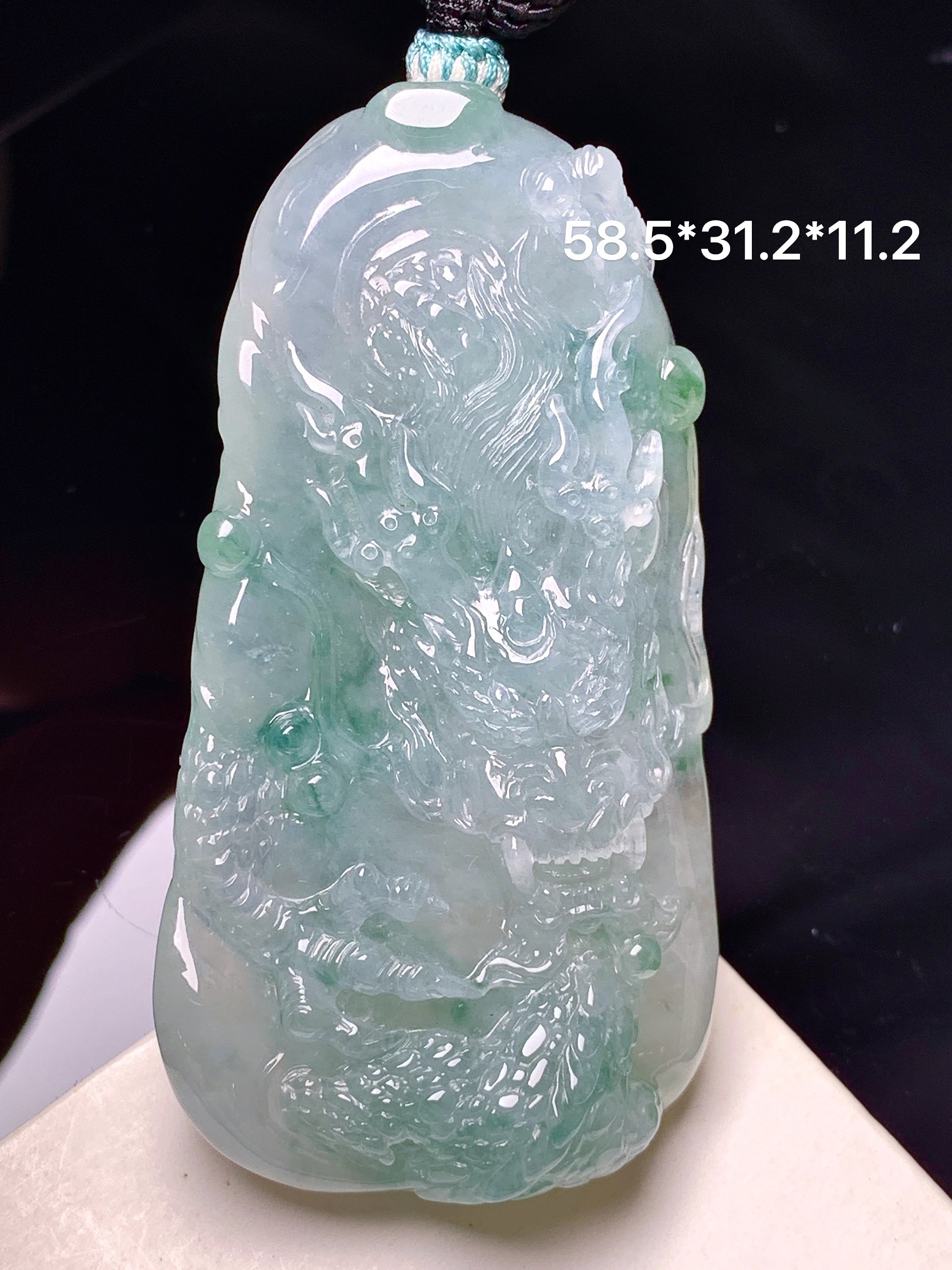 飘绿龙牌吊坠 玉质细腻 色泽艳丽清新 水润亮眼 整体尺寸58.5*31.2*11.2 a5