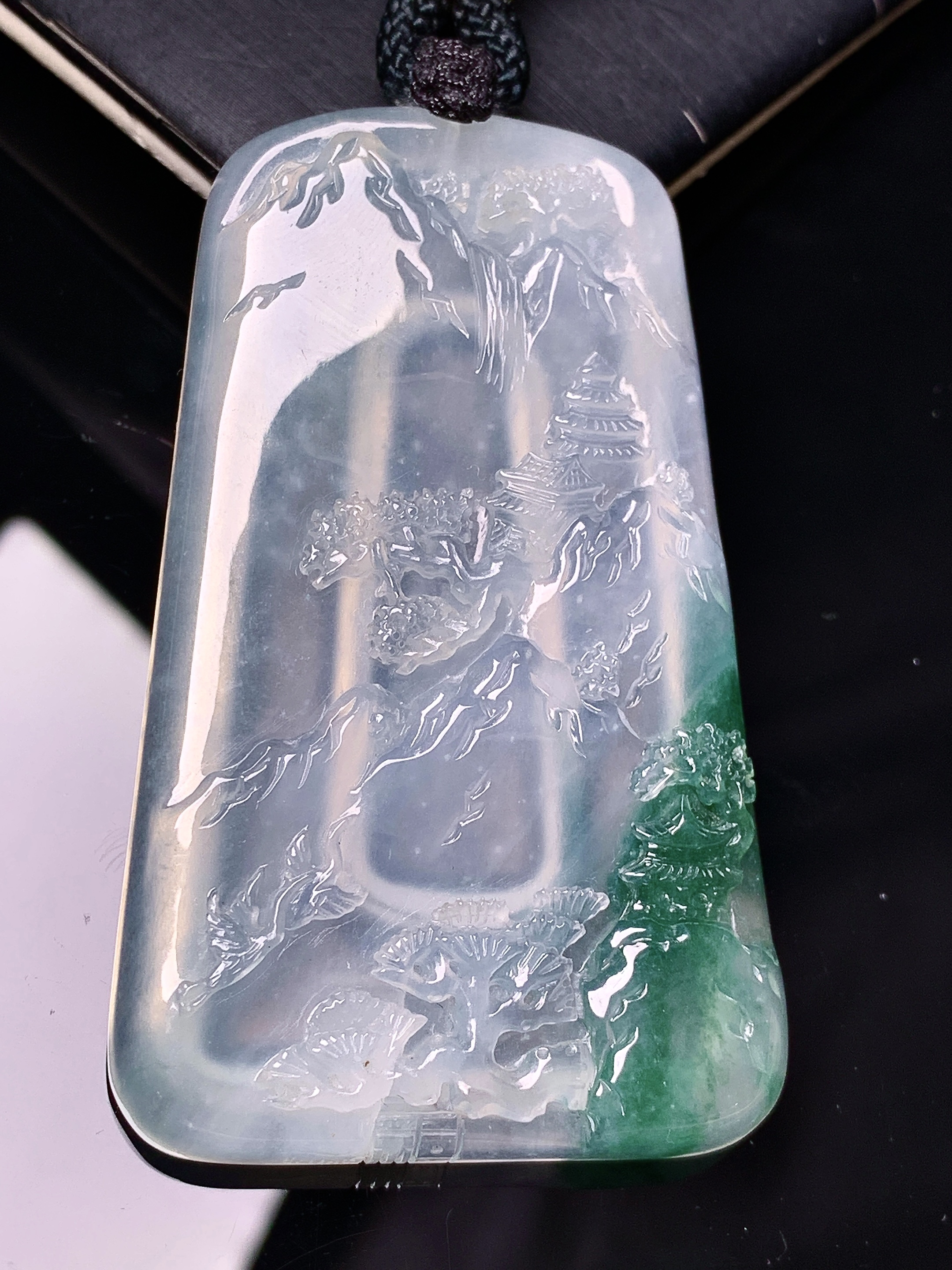 飘绿山水牌吊坠 玉质细腻 色泽艳丽清新 水润亮眼 整体尺寸62*37.2*6.5 L2