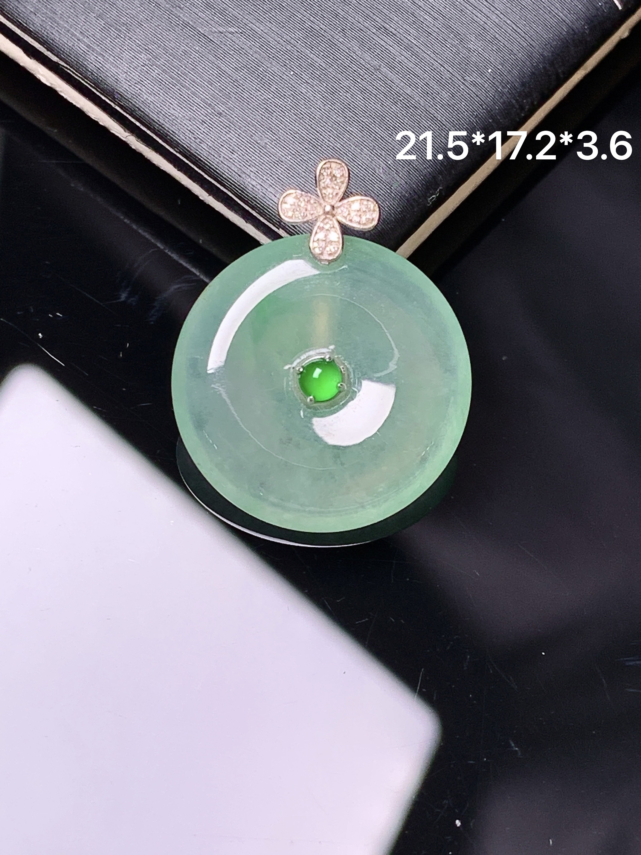 18k金钻镶嵌冰种平安扣吊坠 玉质细腻 色泽艳丽清新 水润亮眼 整体尺寸21.5*17.2*3.6 x3