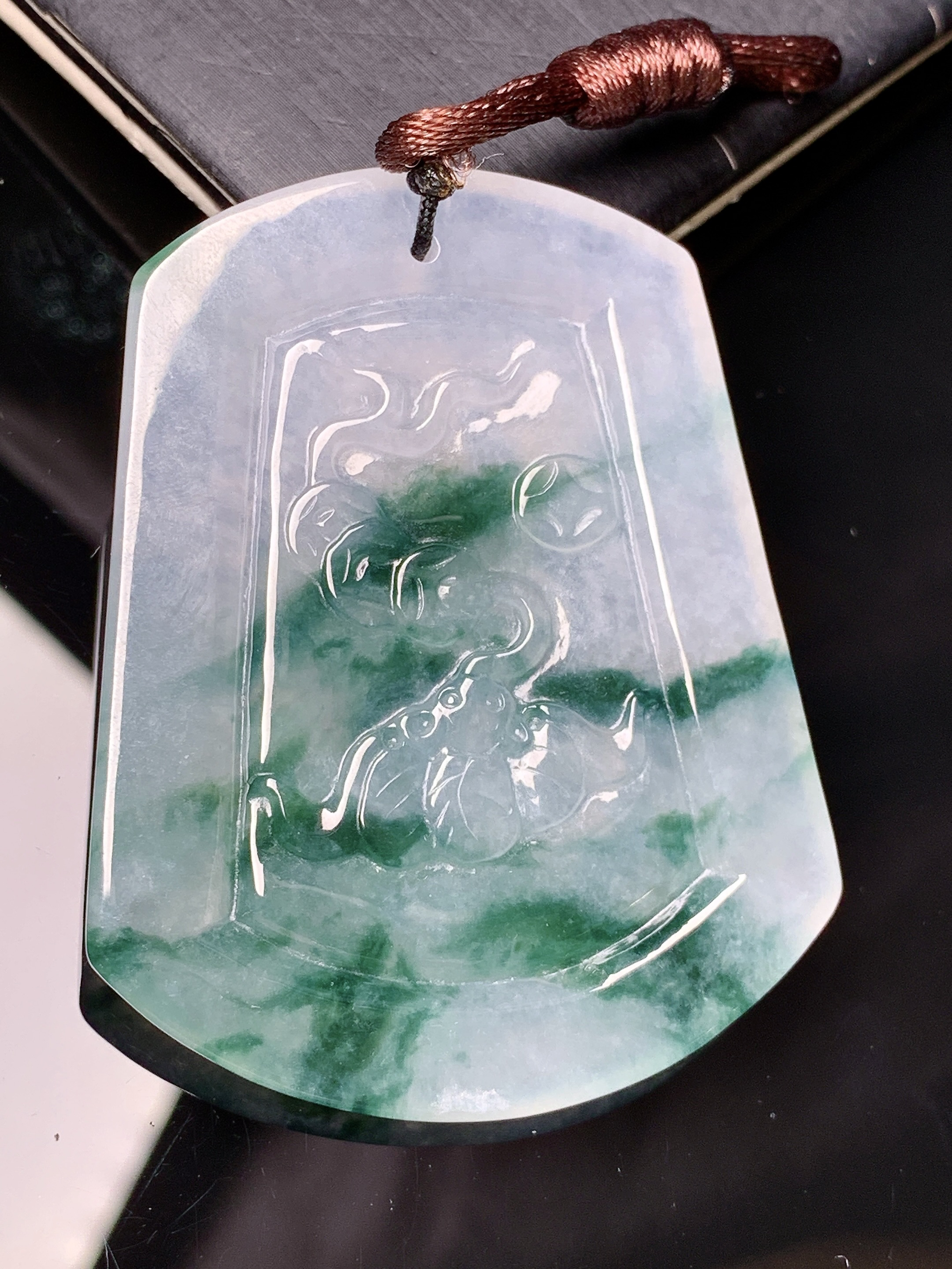 飘绿生肖猴牌吊坠 玉质细腻 色泽艳丽清新 水润亮眼 整体尺寸52*41.3*6.8 b2